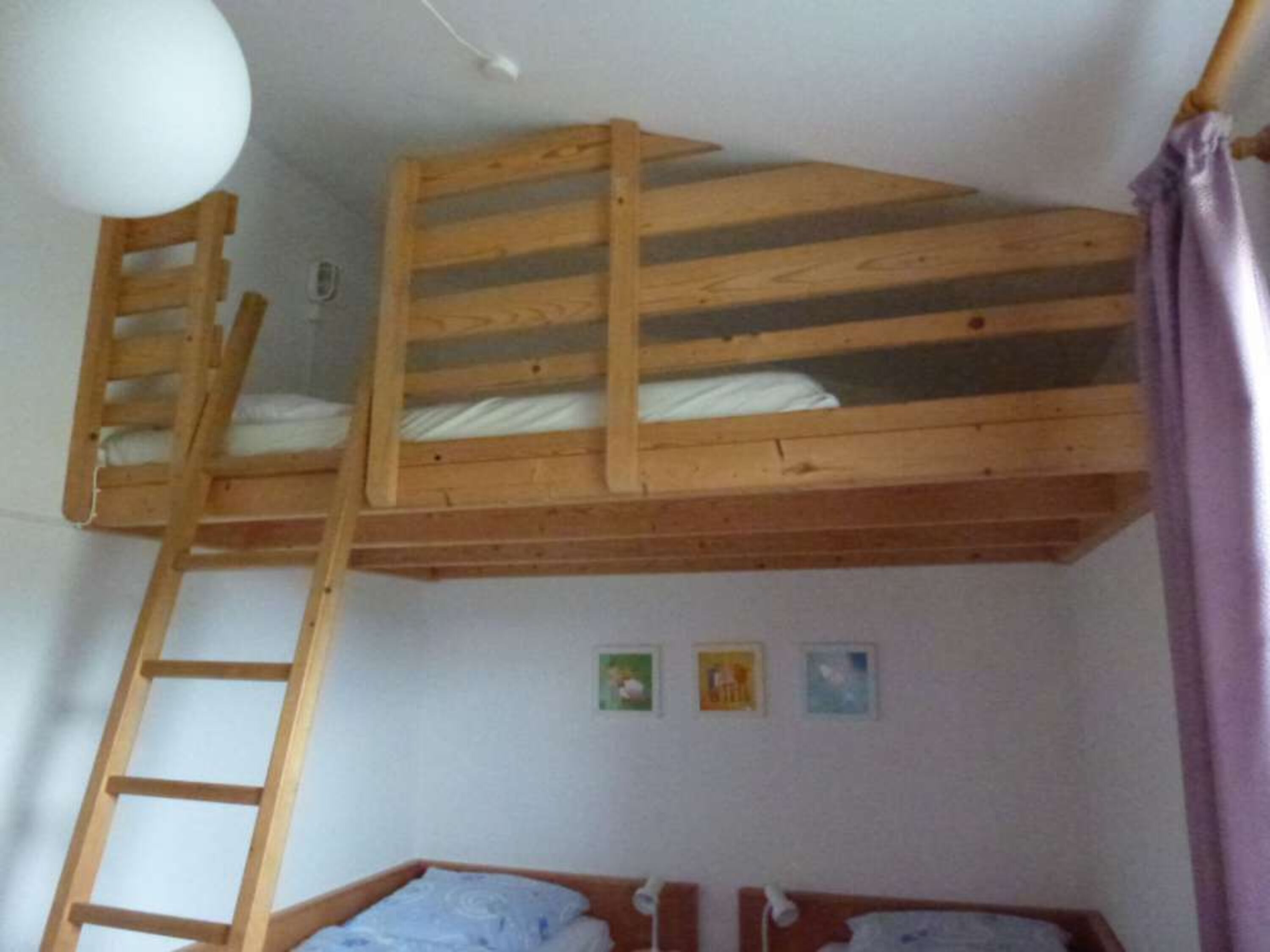 Kinderzimmer mit Einzelbetten und Schlafgalerie