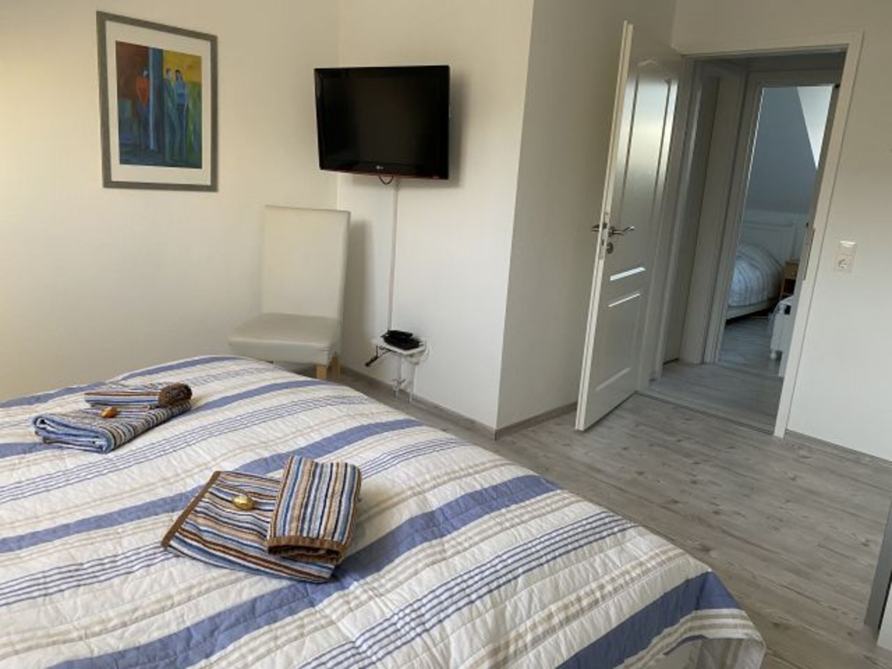 Blick vom großen Schlafzimmer ins kleinere Schlafzimmer 