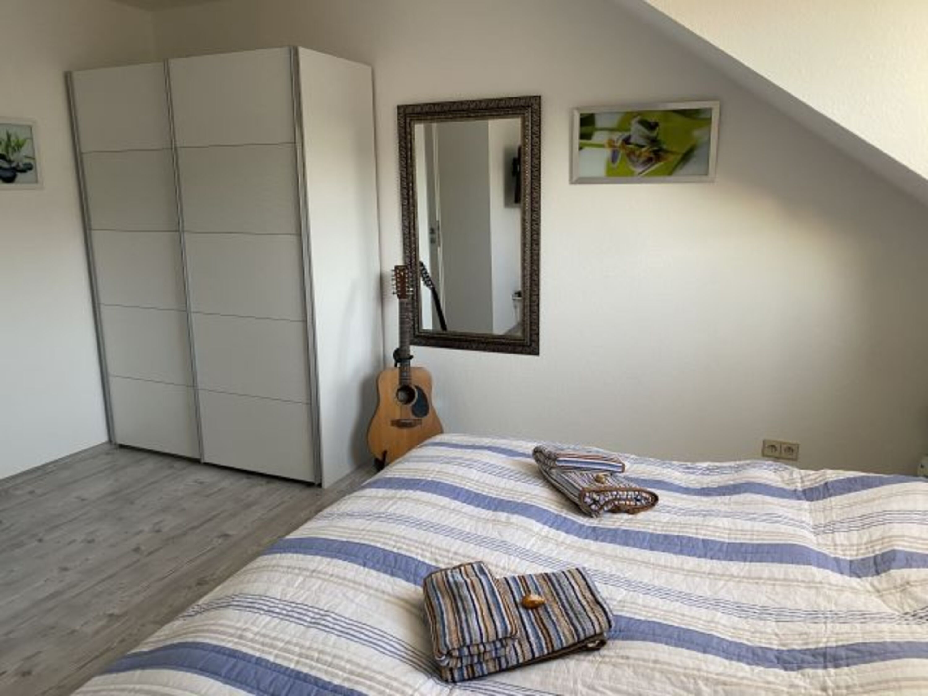 Großes Schlafzimmer mit geräumigem Schrank