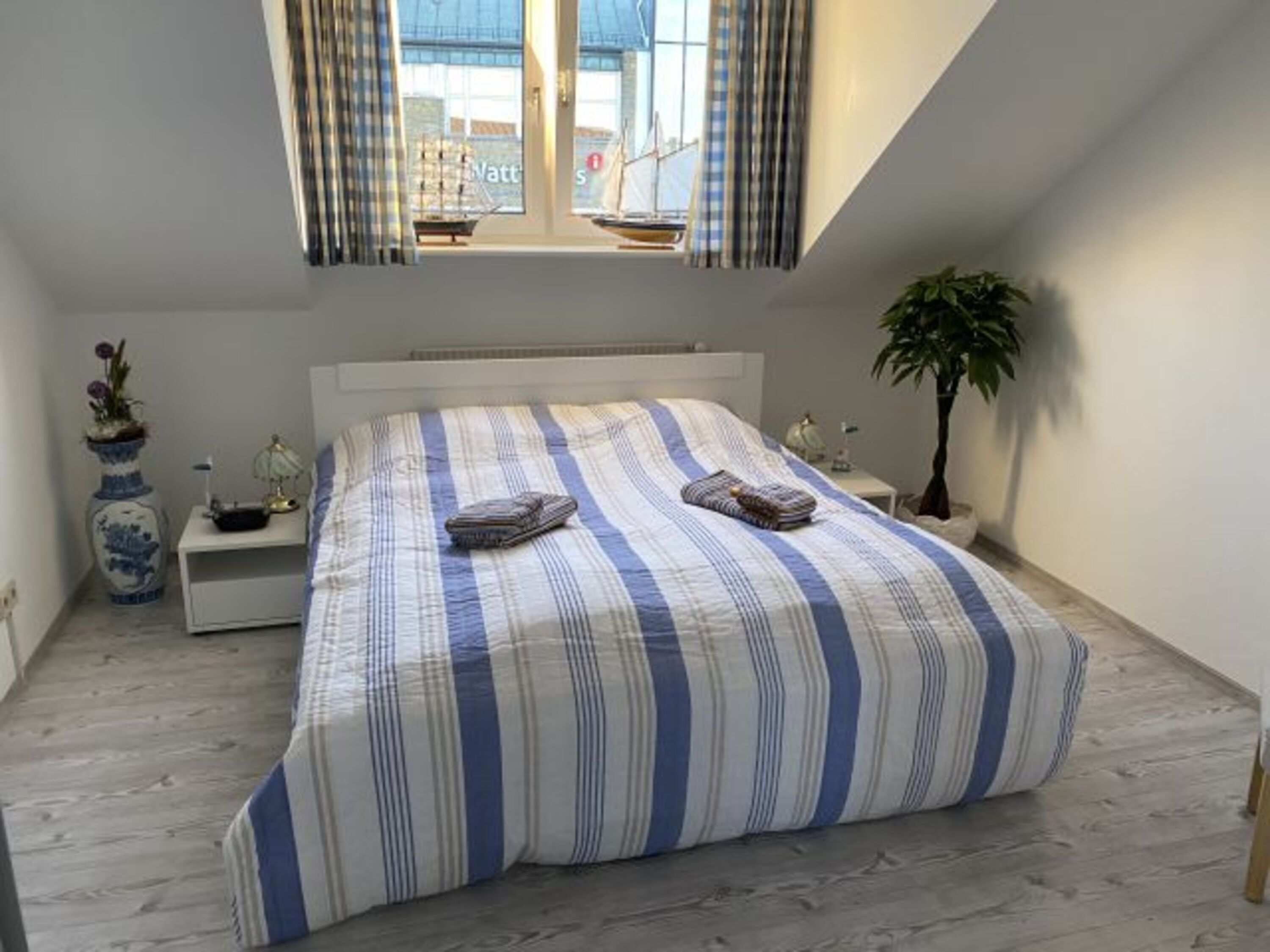 Großes Schlafzimmer mit Fernseher und Blick auf den Deich