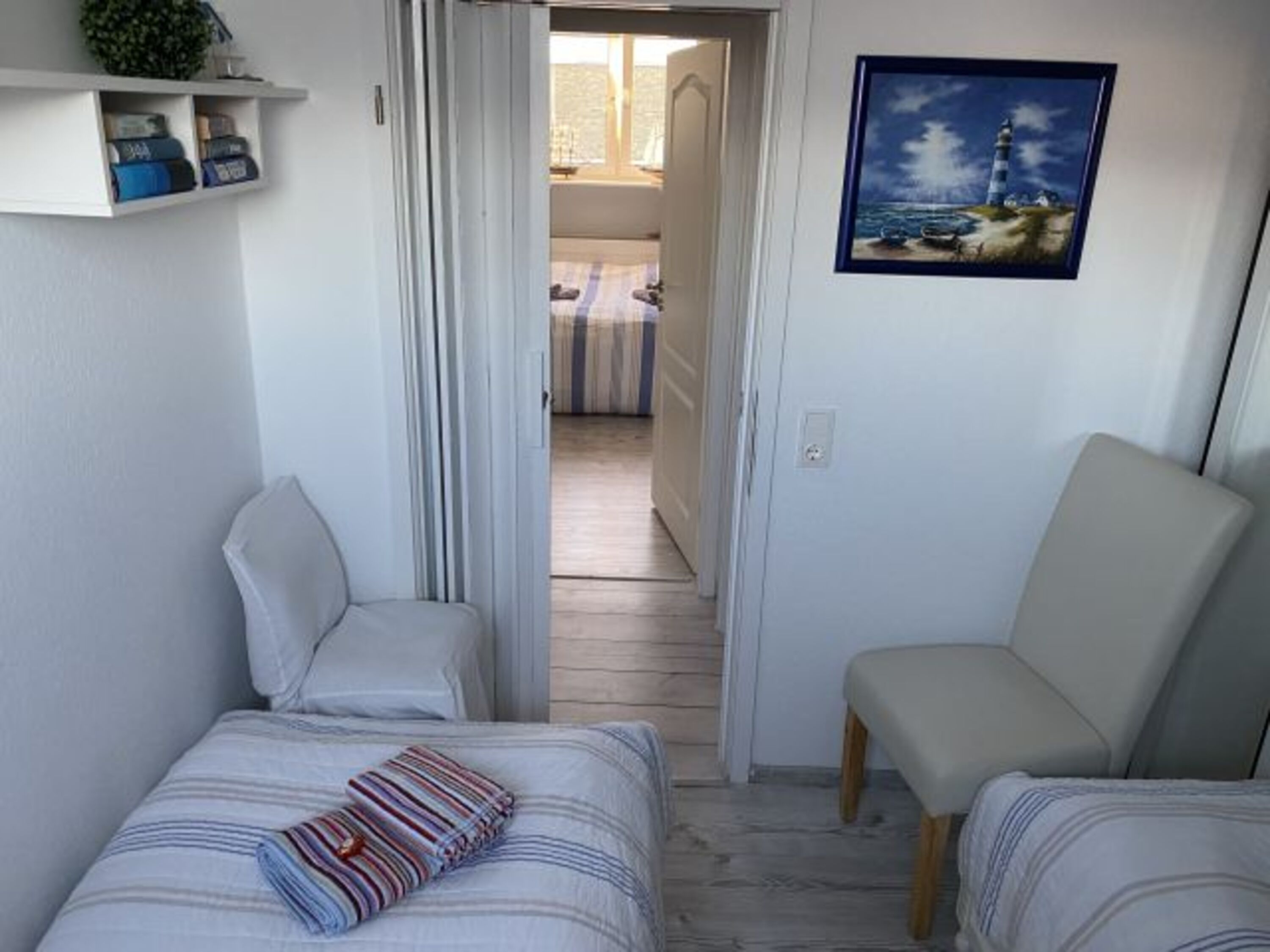 Kleineres Schlafzimmer mit zwei Einzelbetten