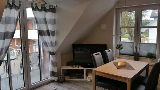 Essecke, Fernseher und Balkon