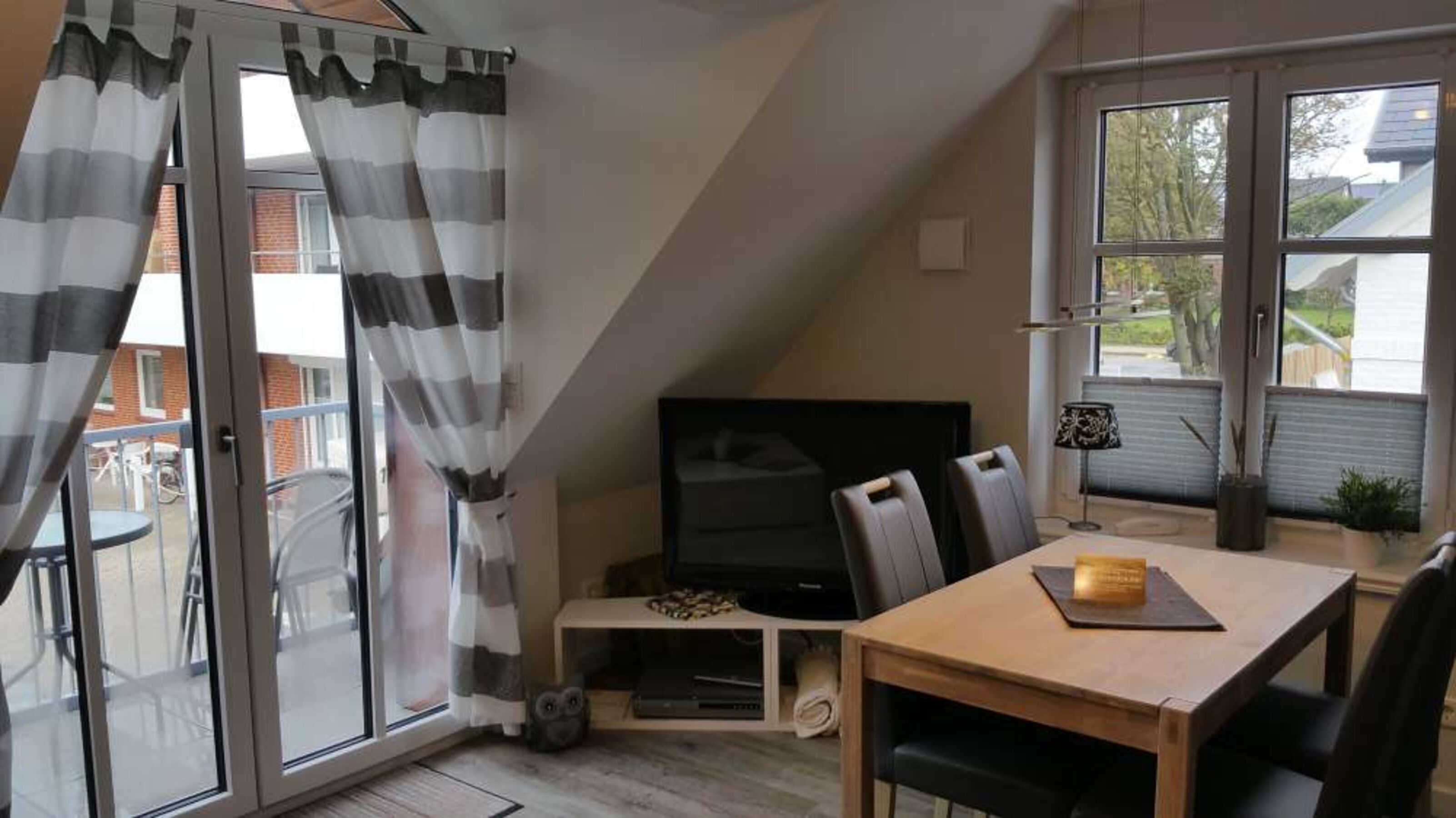 Essecke, Fernseher und Balkon