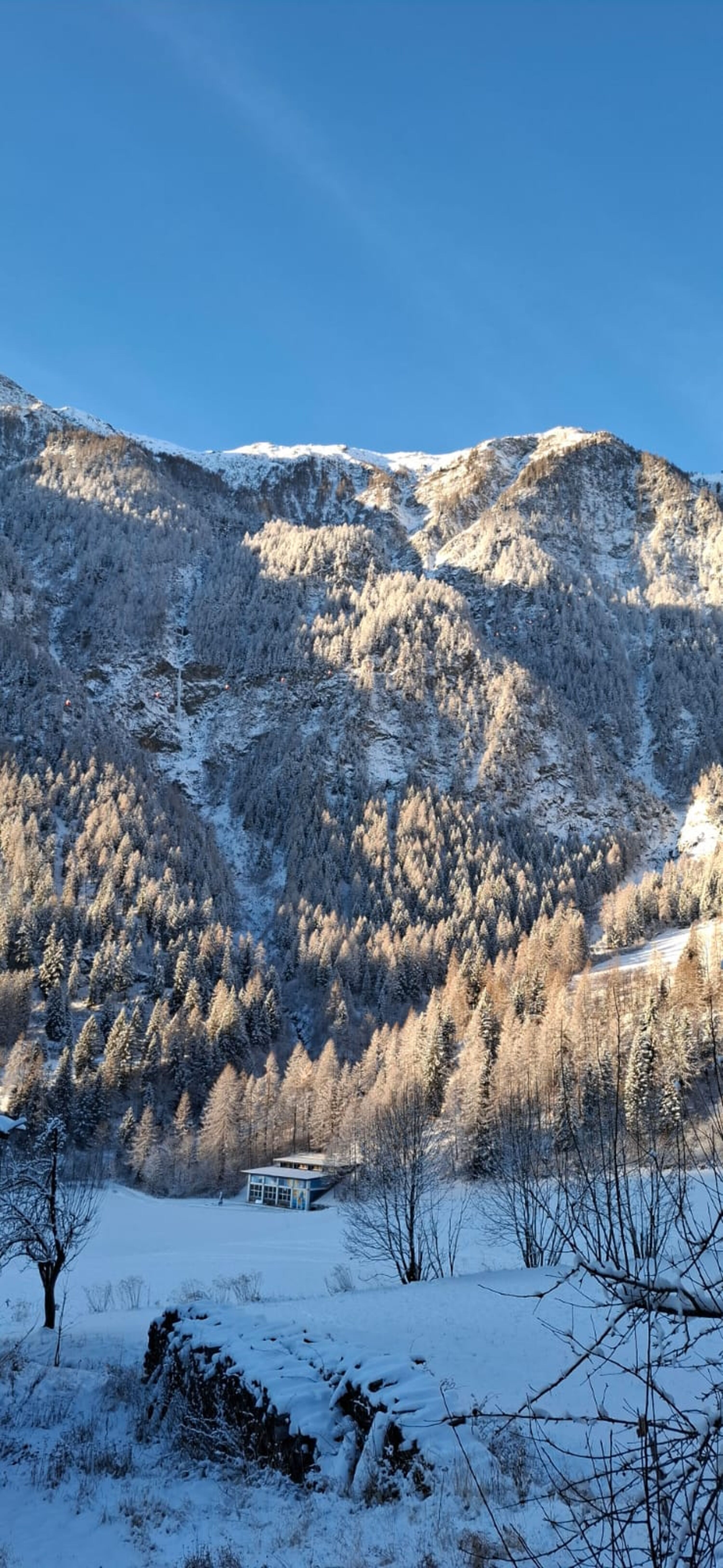 Terrassenblick im Winter mit mit beeindruckendem Blick in die verschneiten Berge der Großglockner Region