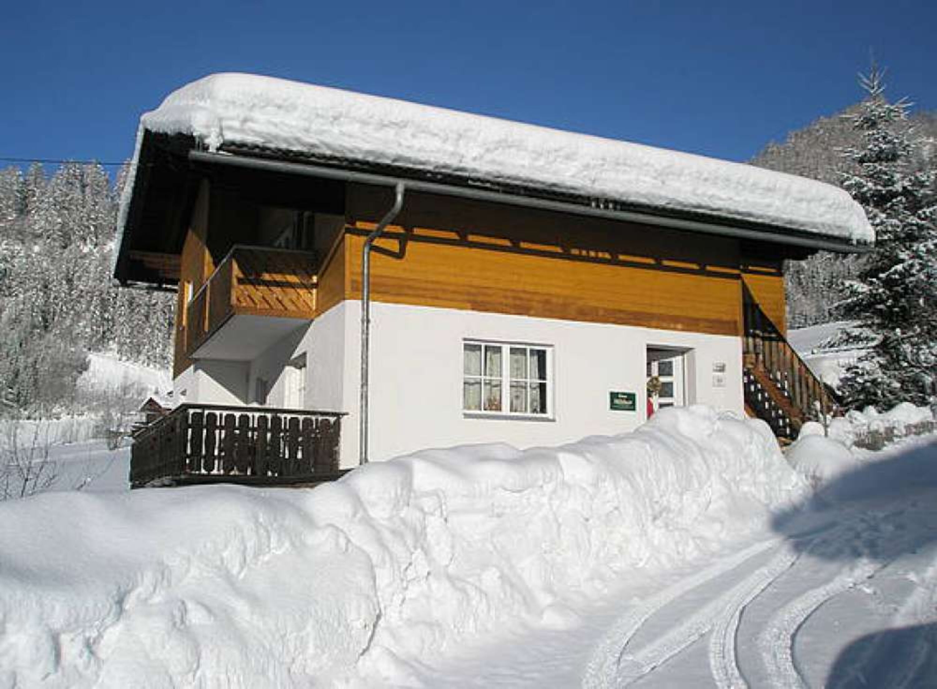 Winteransicht: das Ferienhaus im Winter - ruhig gelegen in verschneiter Alpenlandschaft