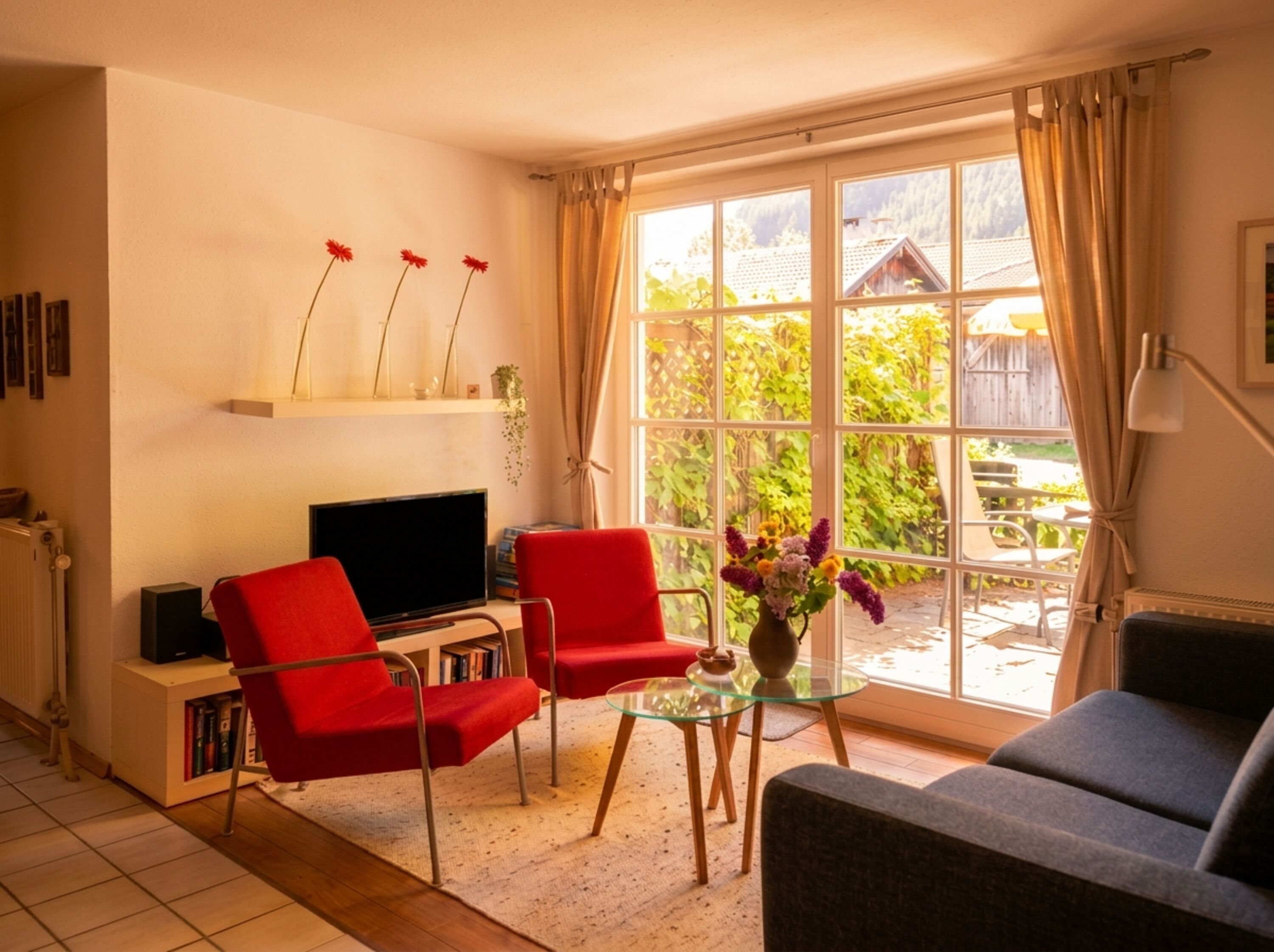 Wohnzimmer (TV/Sessel) Gemütlicher Wohnbereich mit Sesseln, Fachbild-TV und Blick in die Berge