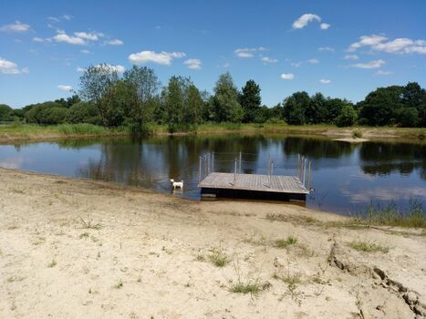Unser privater Badesee ist für Kinder ein Paradies. Erwachsene können den See durchlaufen. Hier kann man Sandburgen bauen, schwimmen, mit dem selbstgebauten Floß auf dem See fahren oder einfach sich erholen und die Natur genießen! 