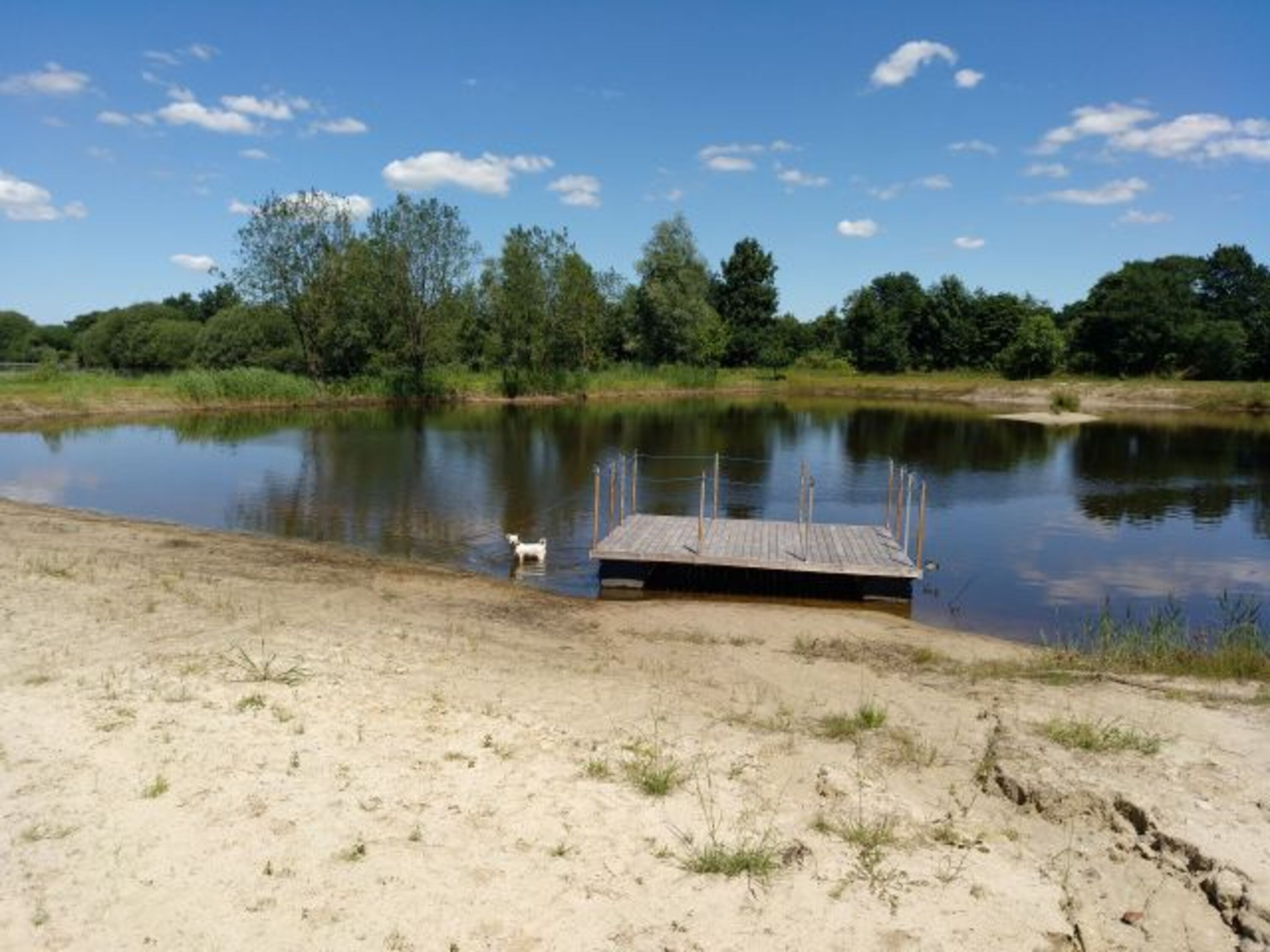 Unser privater Badesee ist für Kinder ein Paradies. Erwachsene können den See durchlaufen. Hier kann man Sandburgen bauen, schwimmen, mit dem selbstgebauten Floß auf dem See fahren oder einfach sich erholen und die Natur genießen! 