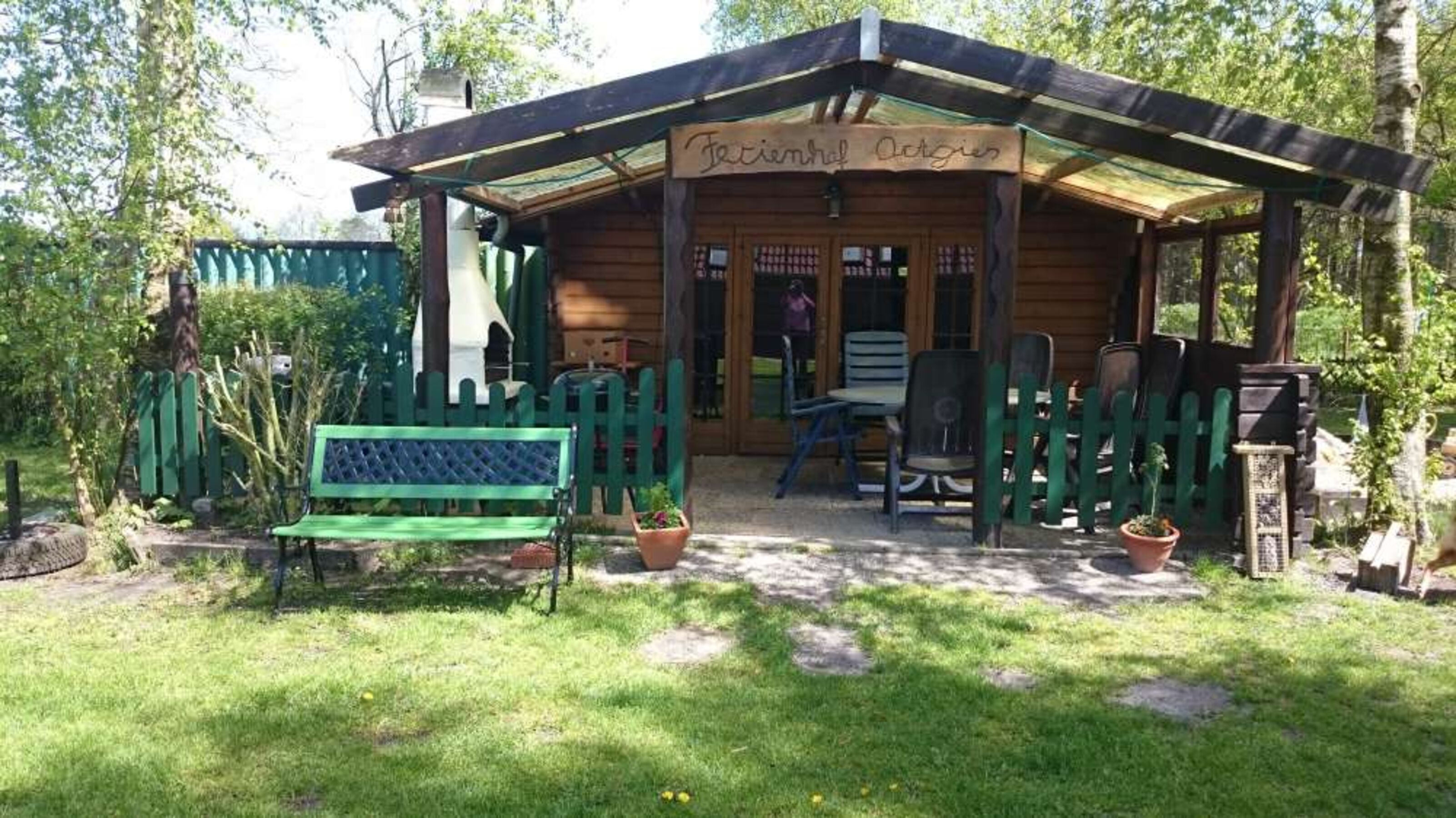 Grillplatz mit Blockhütte lädt zum gemütlichen Verweilen ein. 