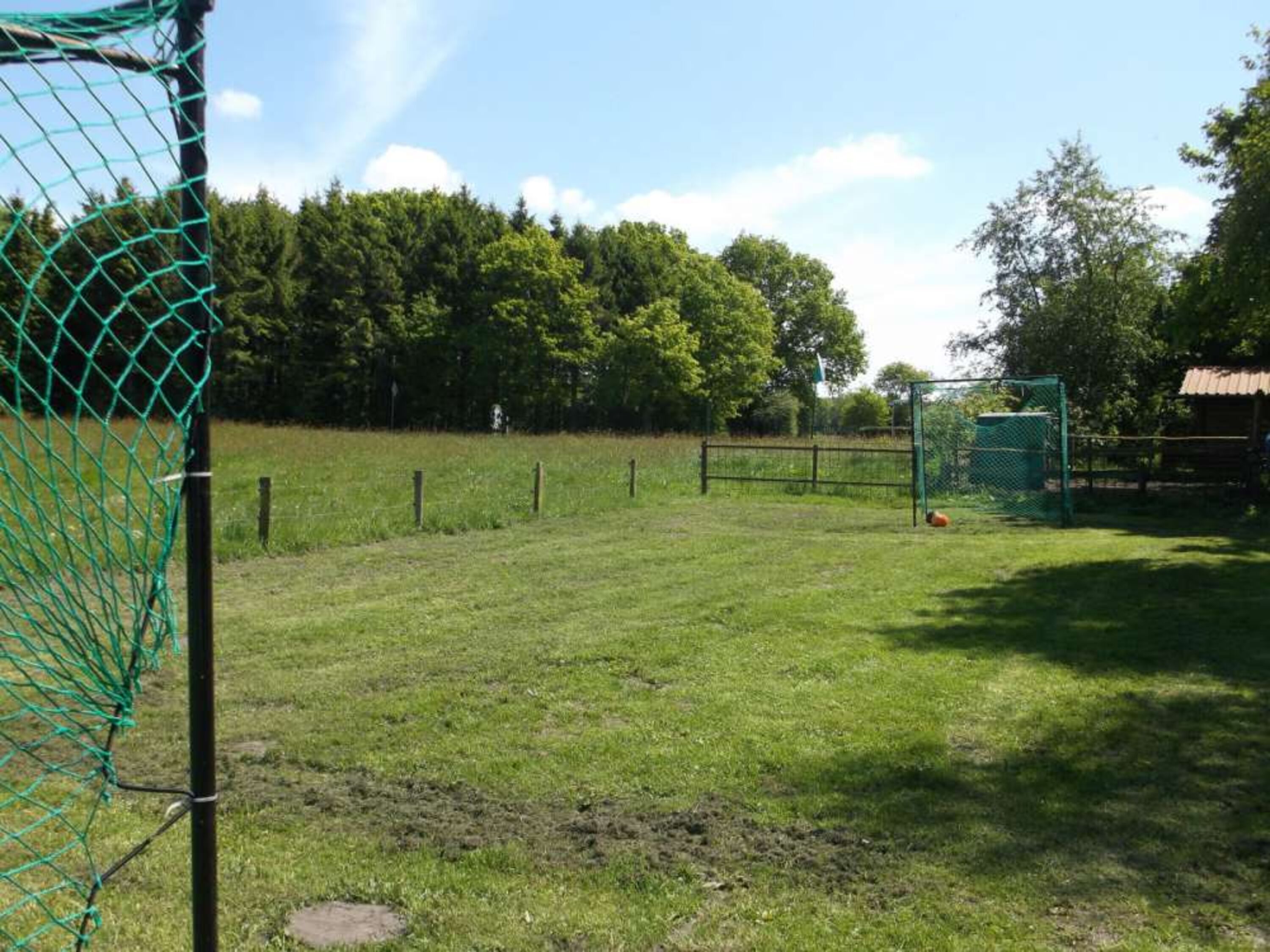 Großer Fußballplatz auf dem Hof