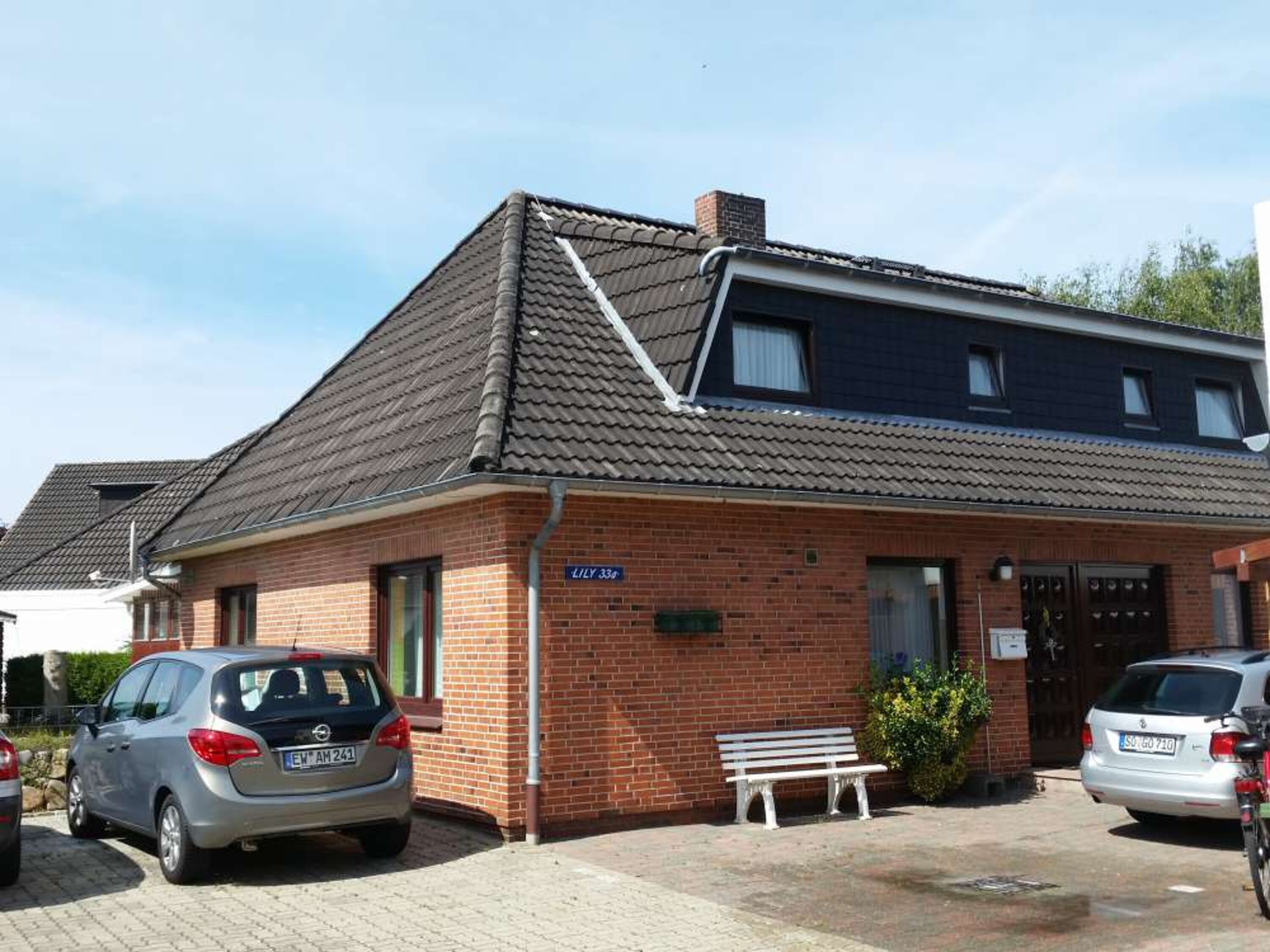 Hausansicht von Vorne mit Parkplatz