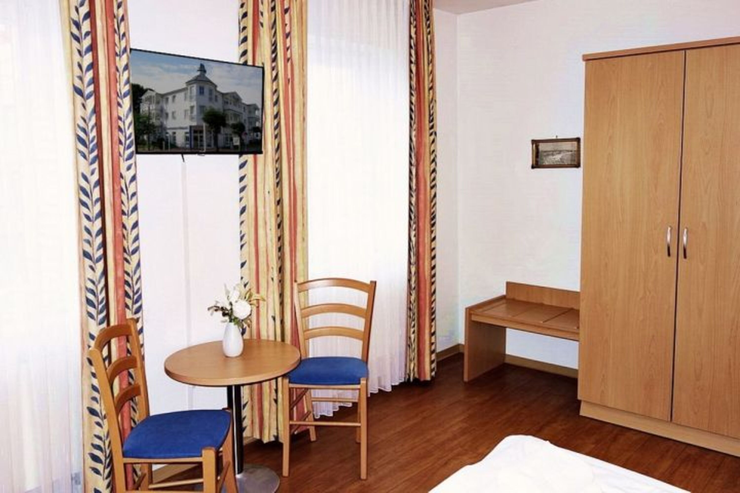 Schlafzimmer mit Kofferablage