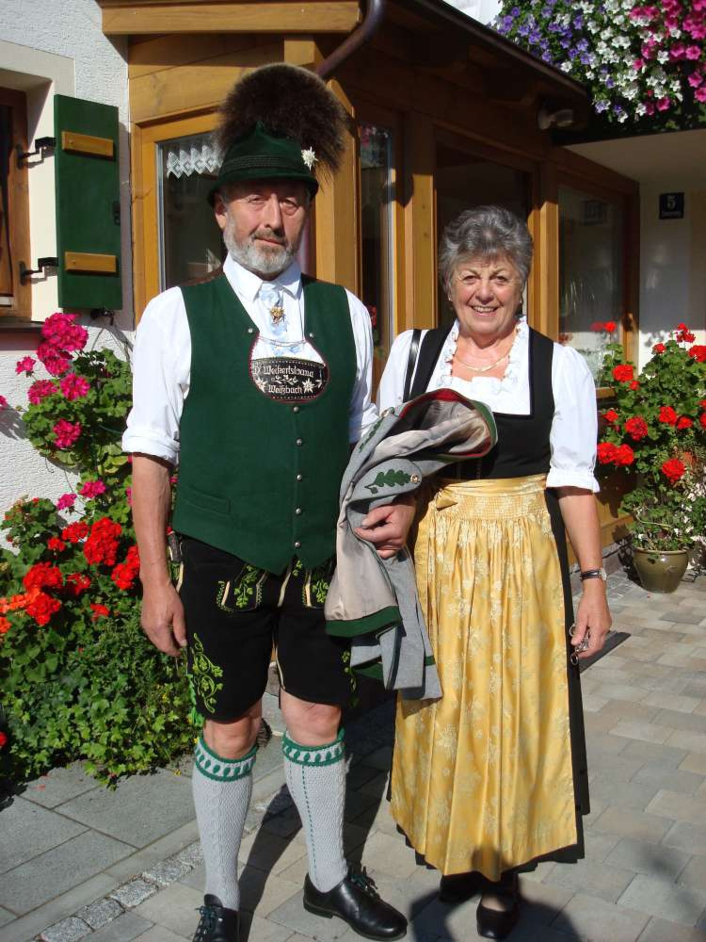 Ihre Gastgeber in heimatlicher Tracht