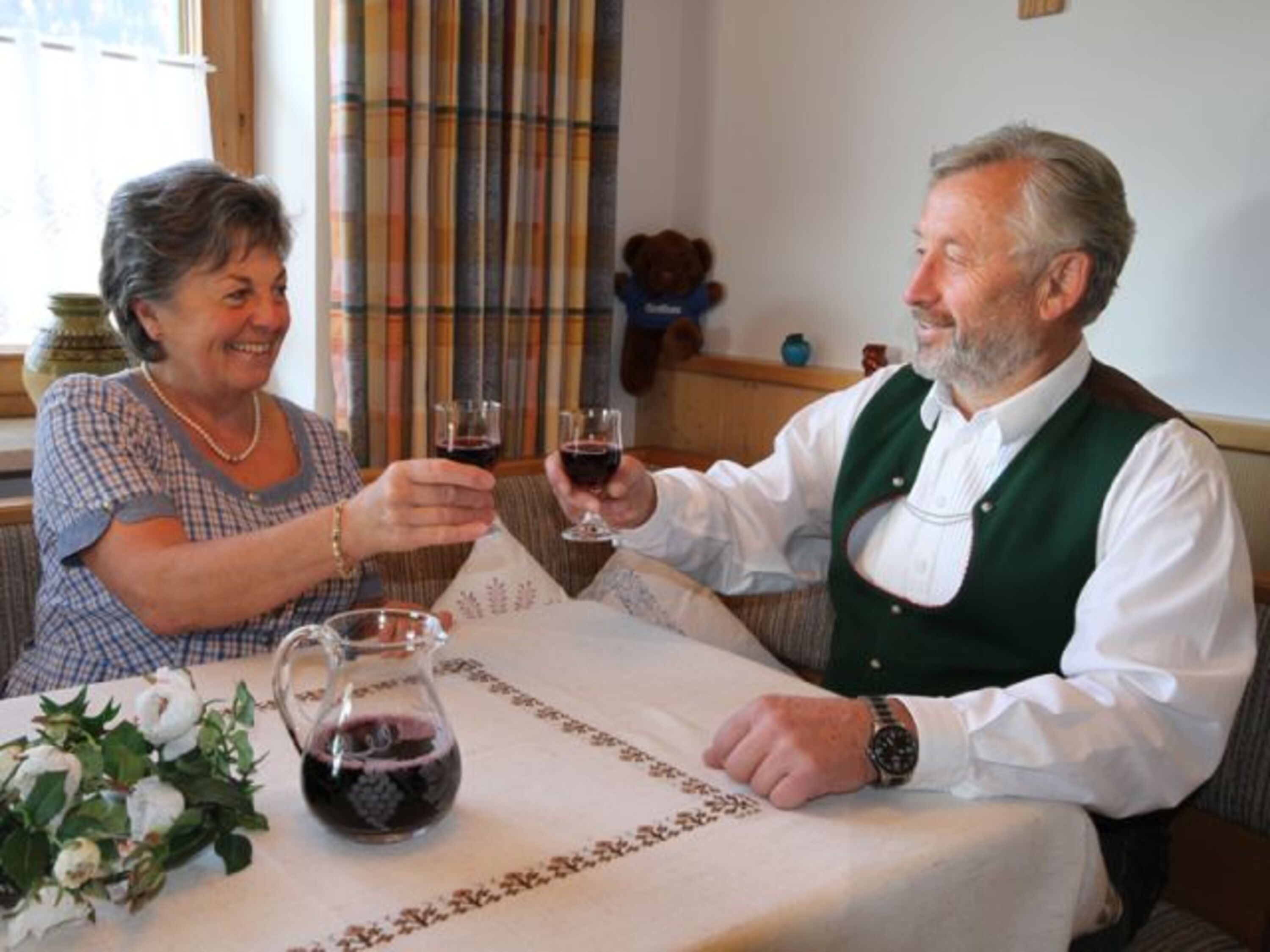 Ihre Gastgeber bei einem Gläschen Rotwein