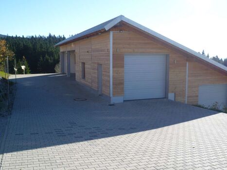 Für Motorradfahrer ist eine Abgeschlossene Garage vorhanden