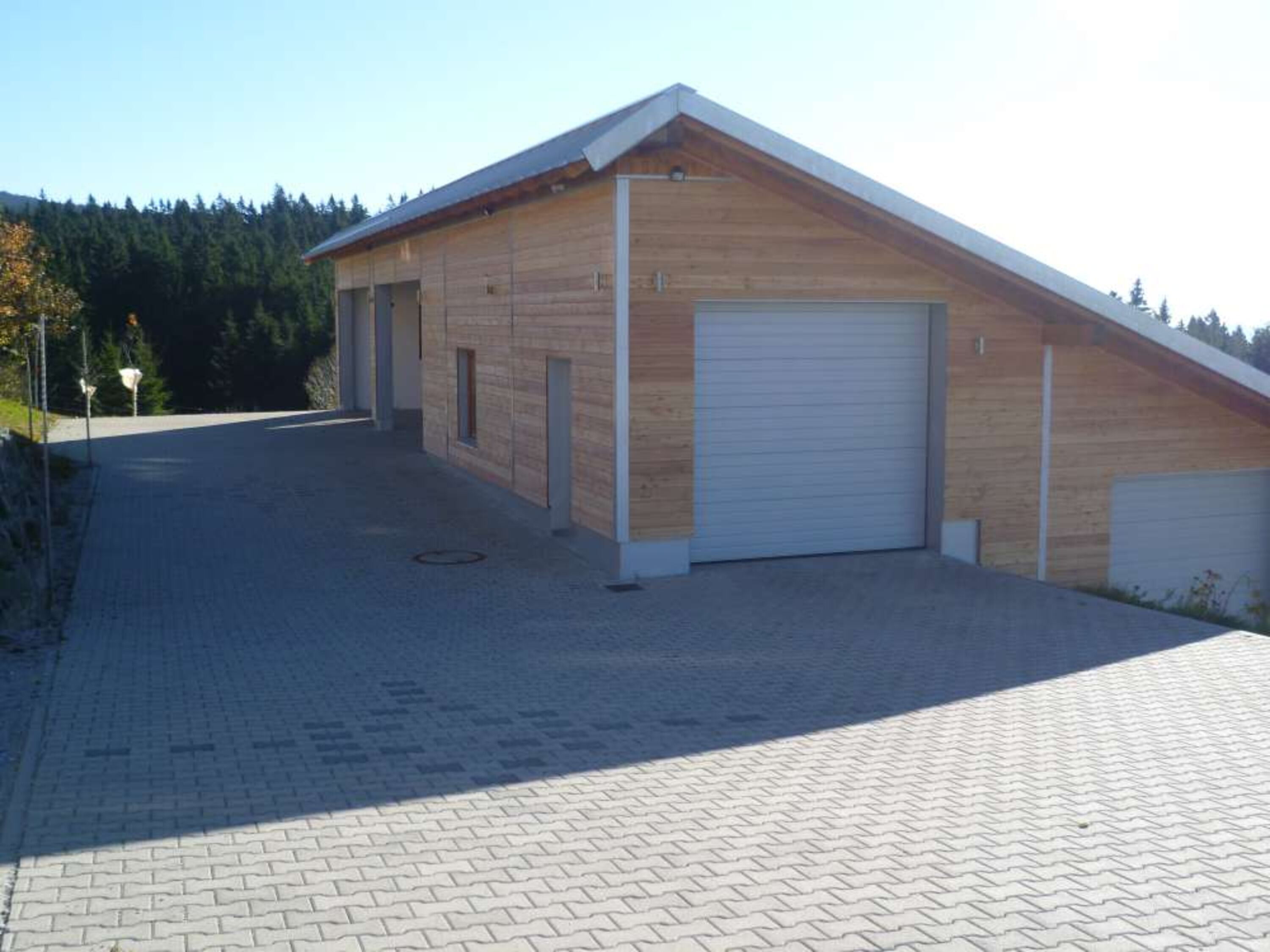 Für Motorradfahrer ist eine Abgeschlossene Garage vorhanden