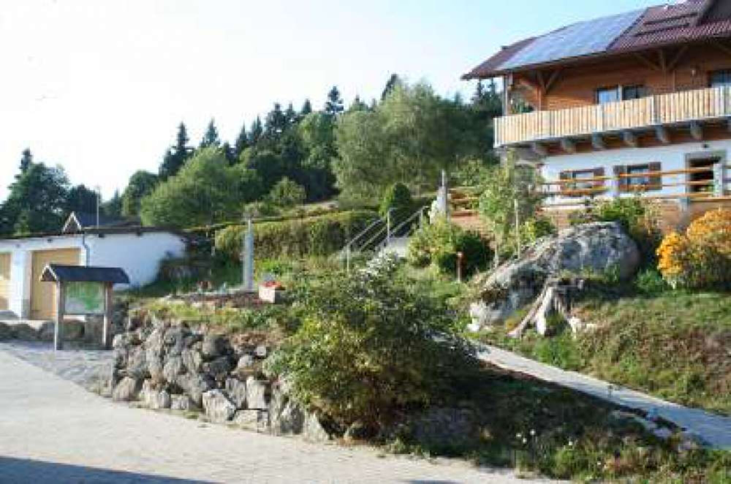 Blick vom Carport auf das Haus