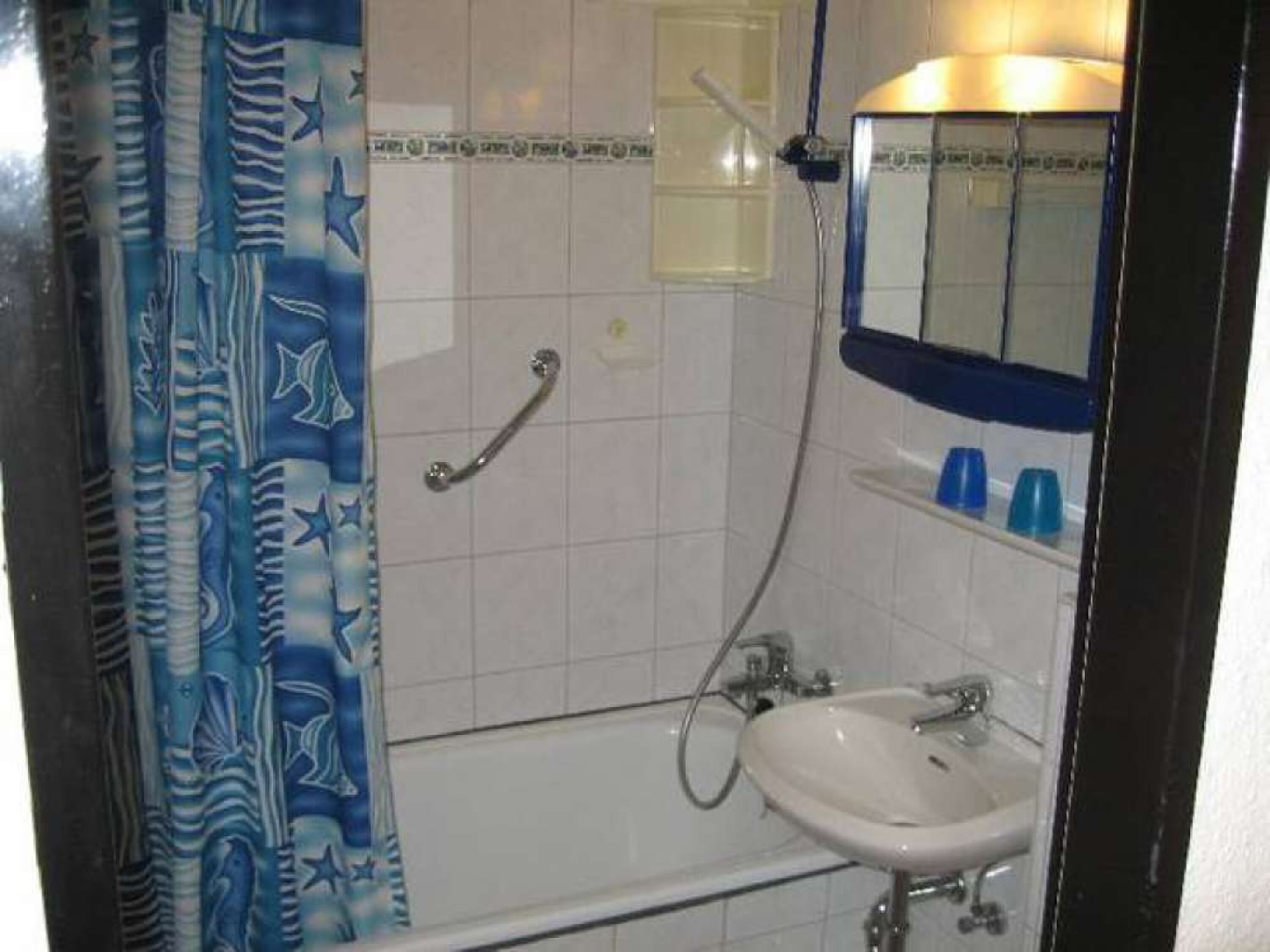 Badezimmer mit Wanne und Duschvorrichtung