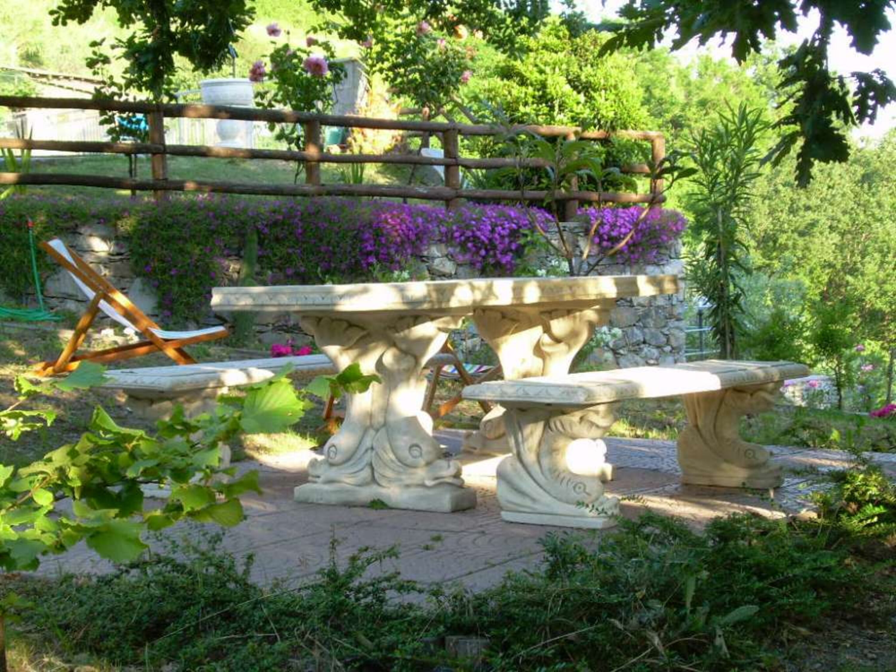 gemütliches Schattenplätzchen im Garten