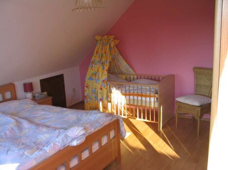 Schlafzimmer mit Kinderbett