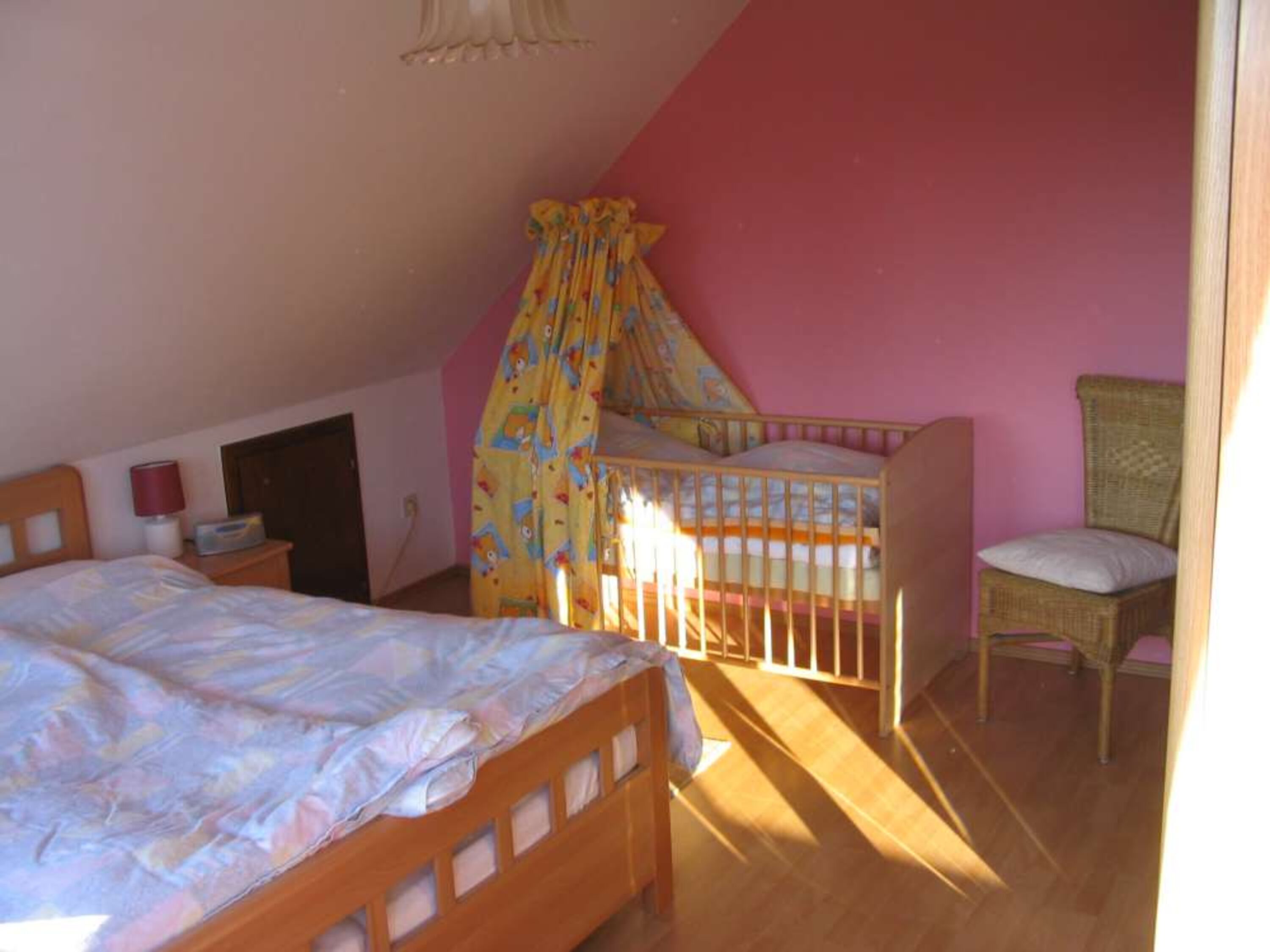 Schlafzimmer mit Kinderbett