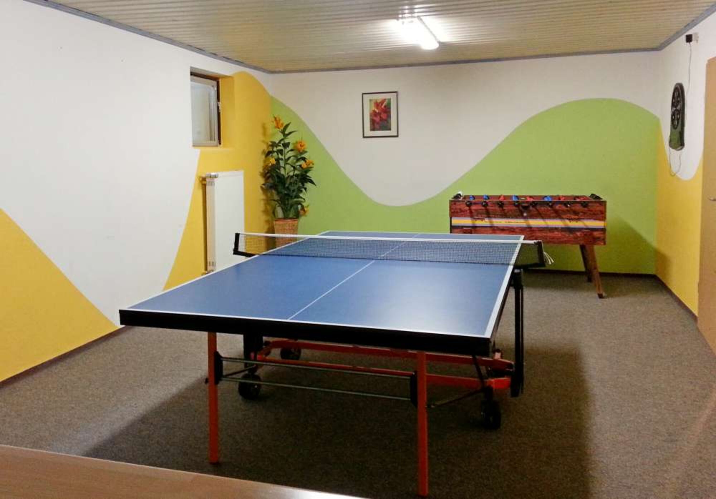 Freizeitraum mit Kicker, Tischtennis, Dart