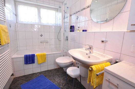 modernes Badezimmer - mit Tageslicht