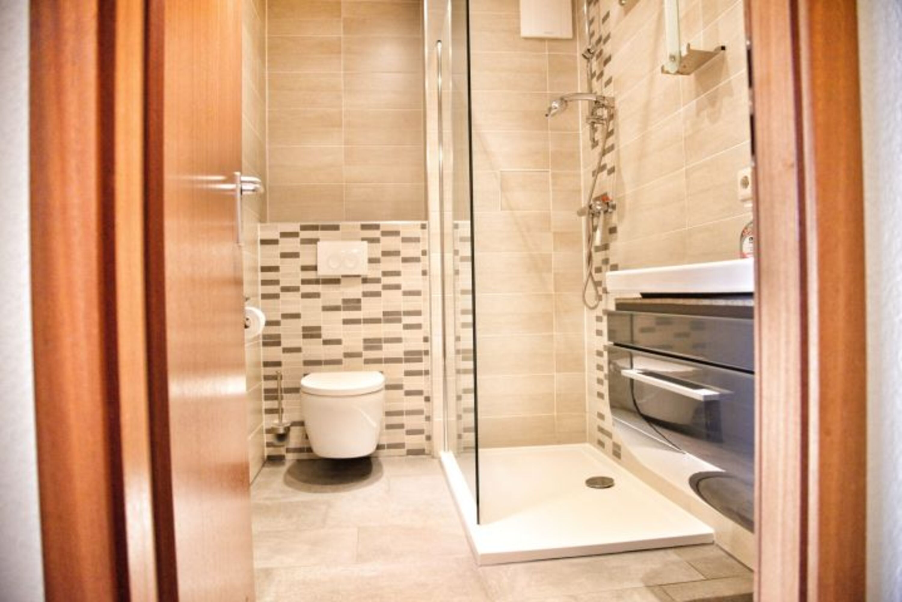 Badezimmer mit flacher Dusche
