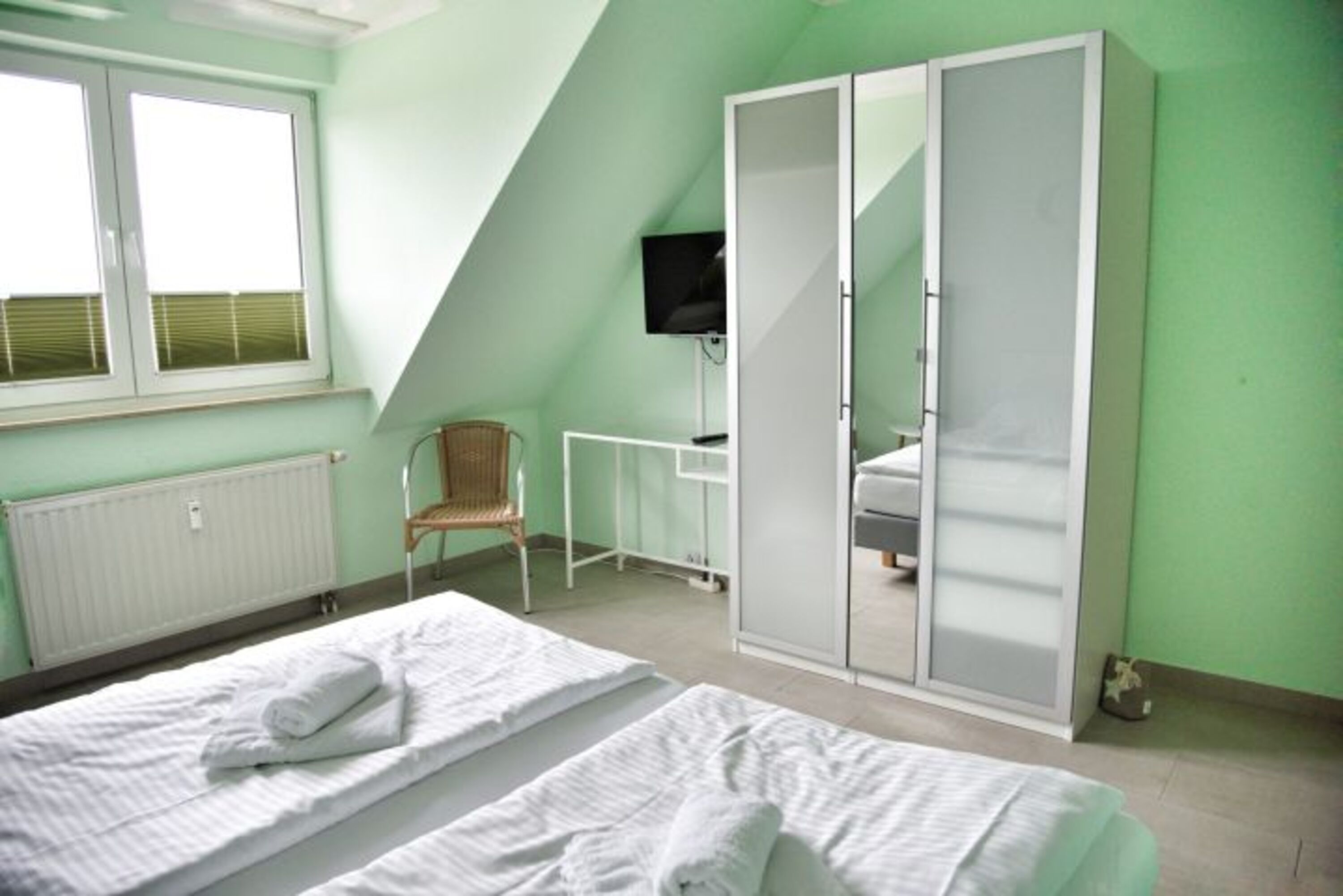 Schlafzimmer mit Schrank und extra TV.
