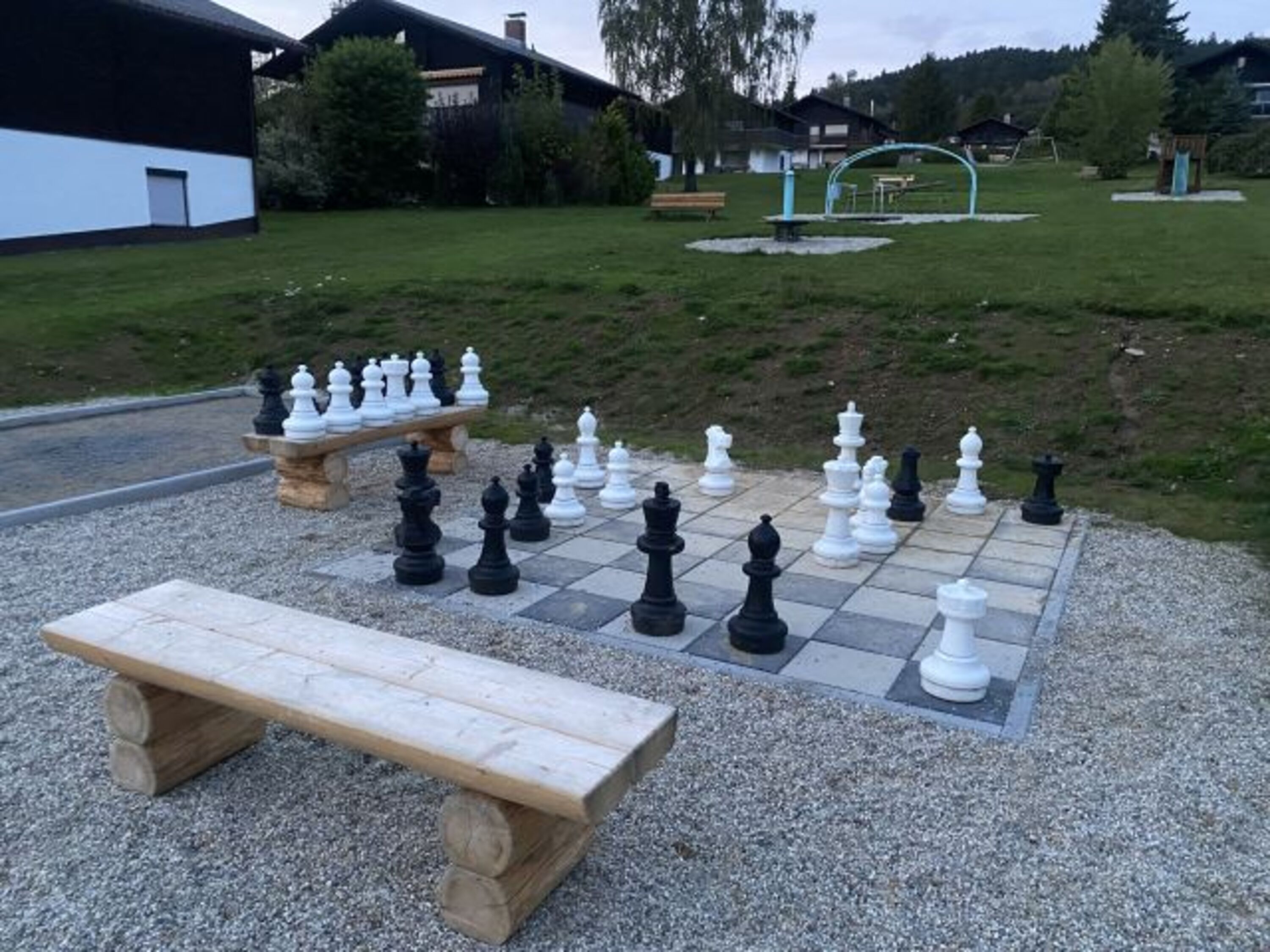 Schach und Boule am Spielplatz