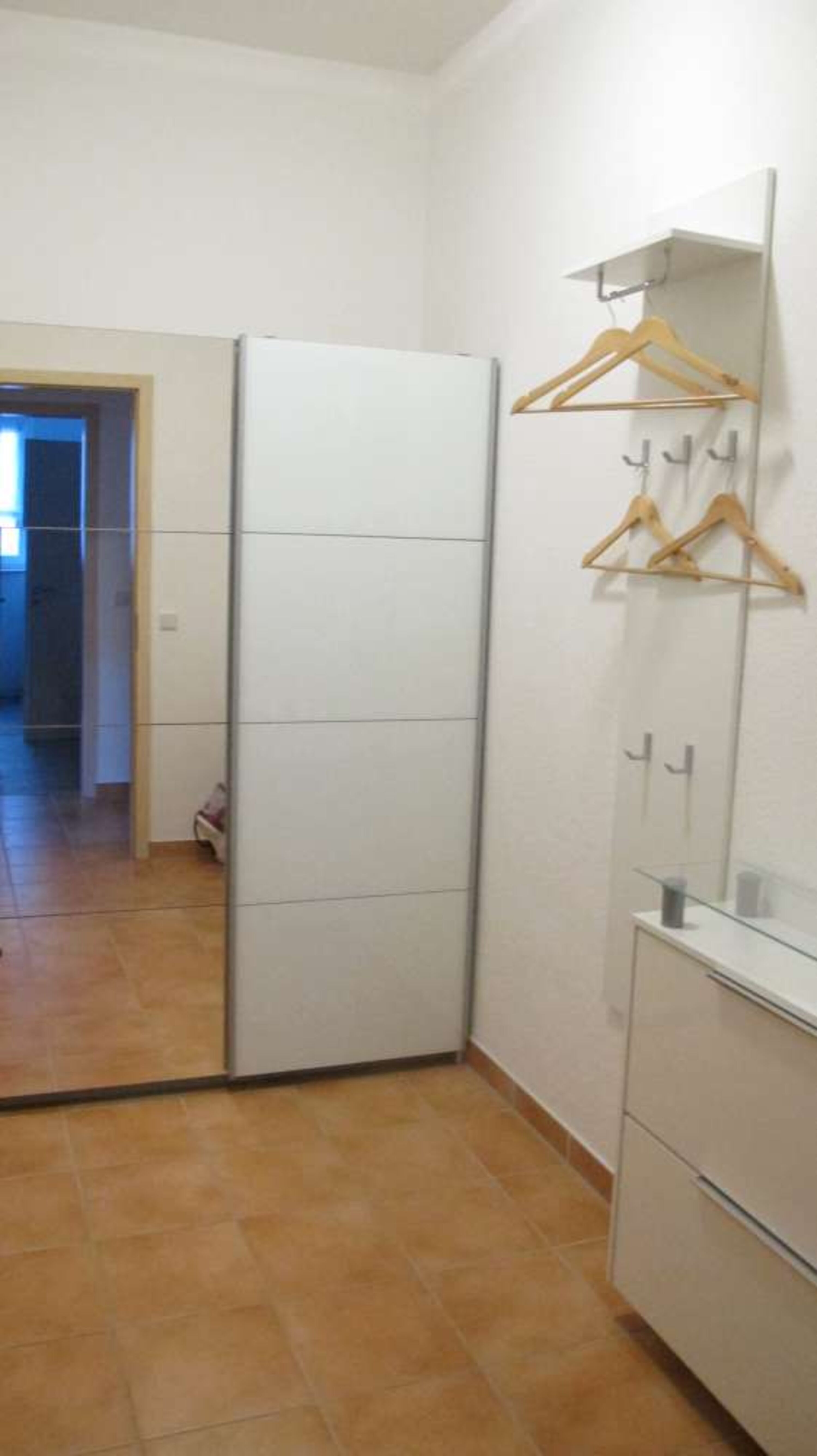 Ankleideraum mit Schwebetürenschrank und Garderobe