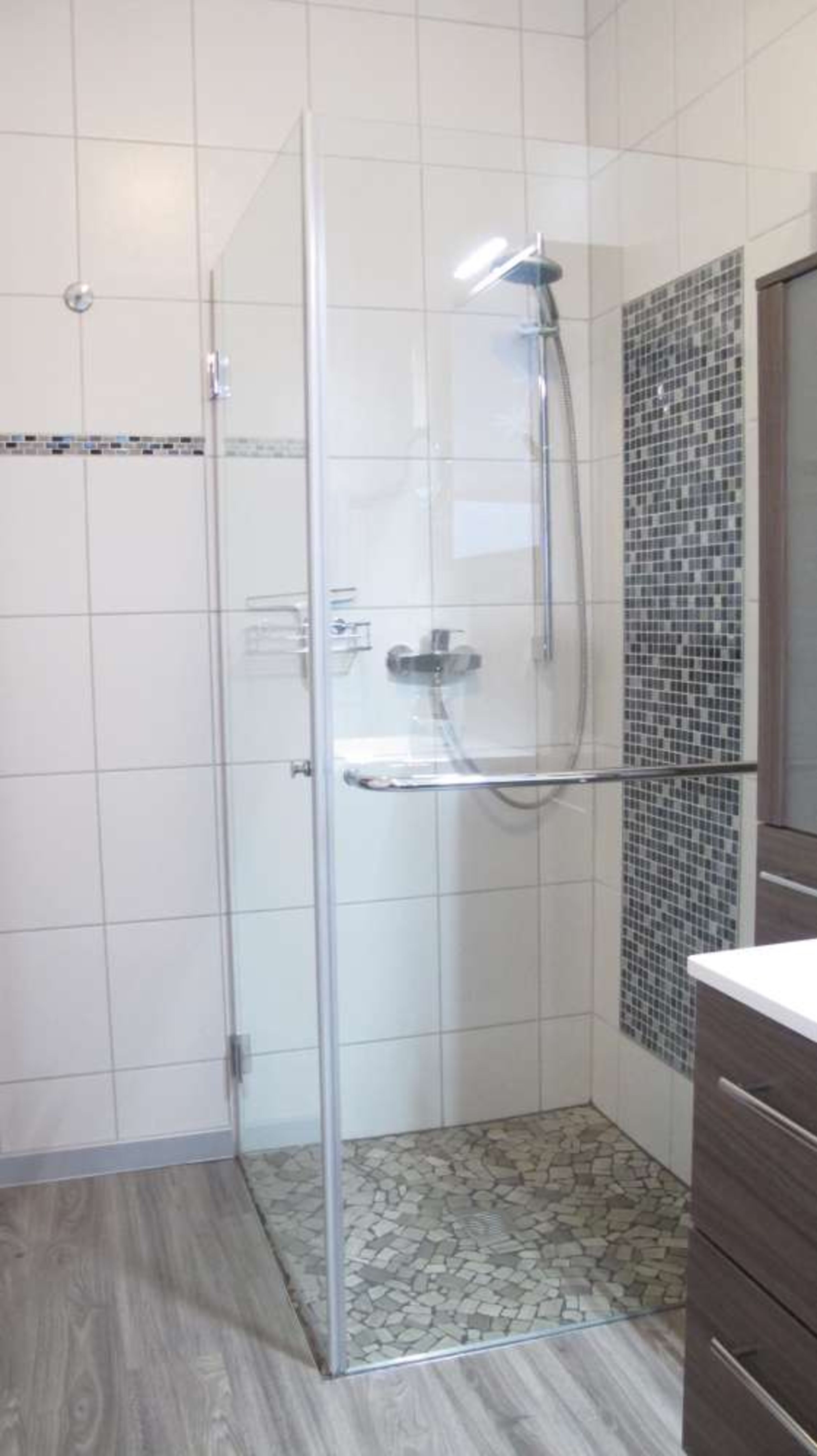 Badezimmer - ebenerdige Dusche