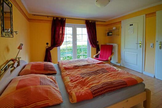 Schlafzimmer mit Doppelbett