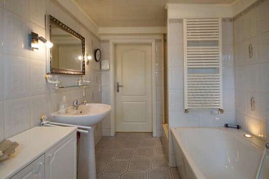 Bad mit Badewanne und Dusche