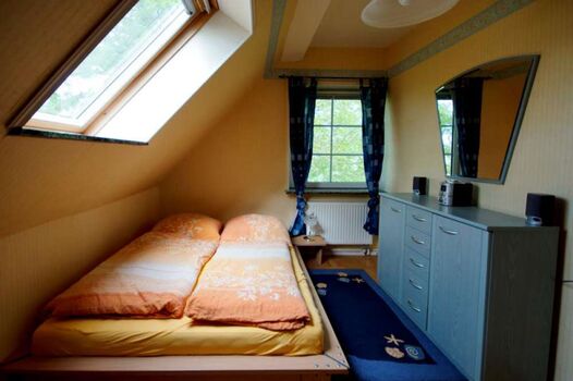 Schlafzimmer 1 links