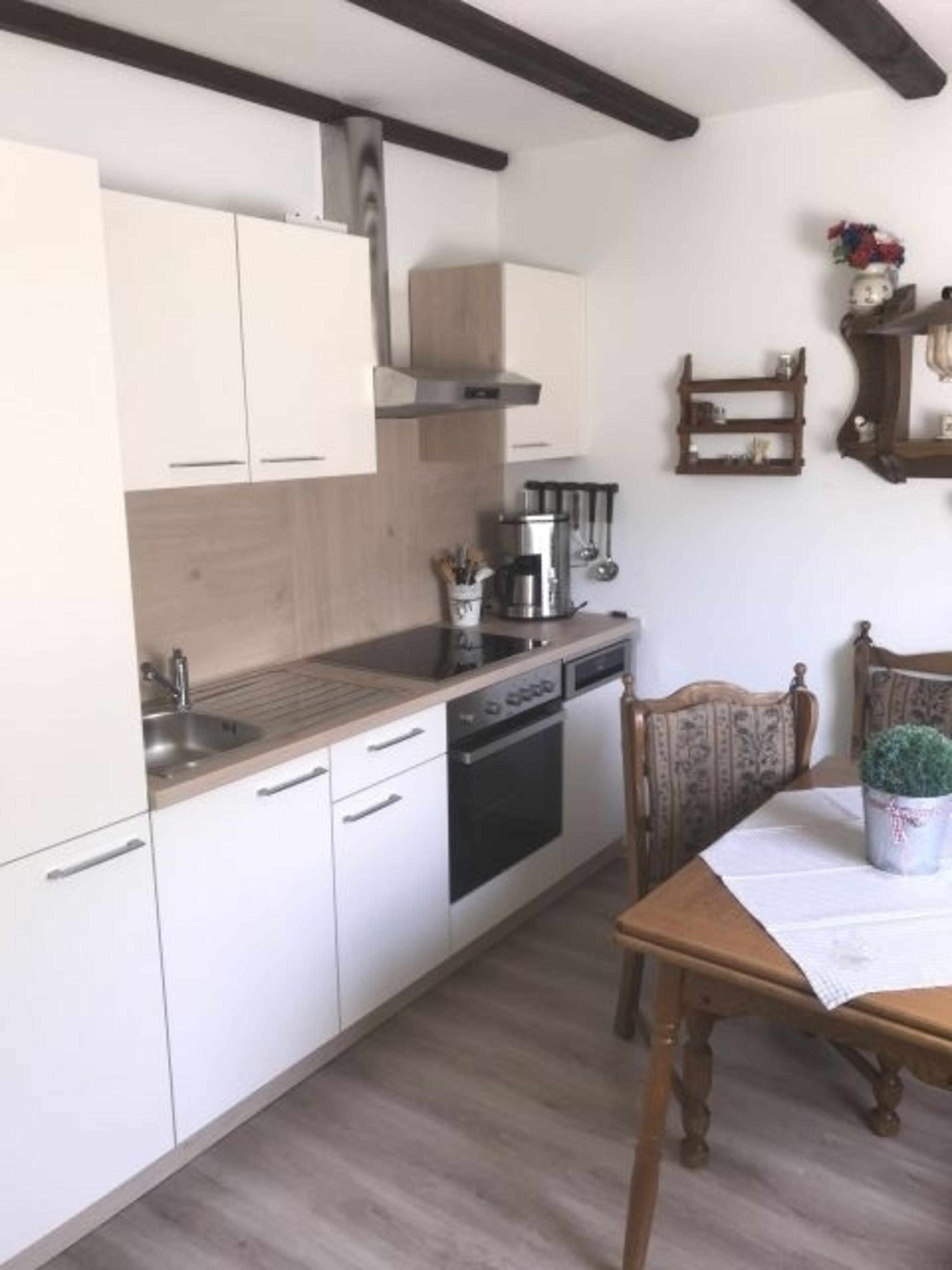 Küche UG mit Spülmaschine, Kühlgefrierkombi