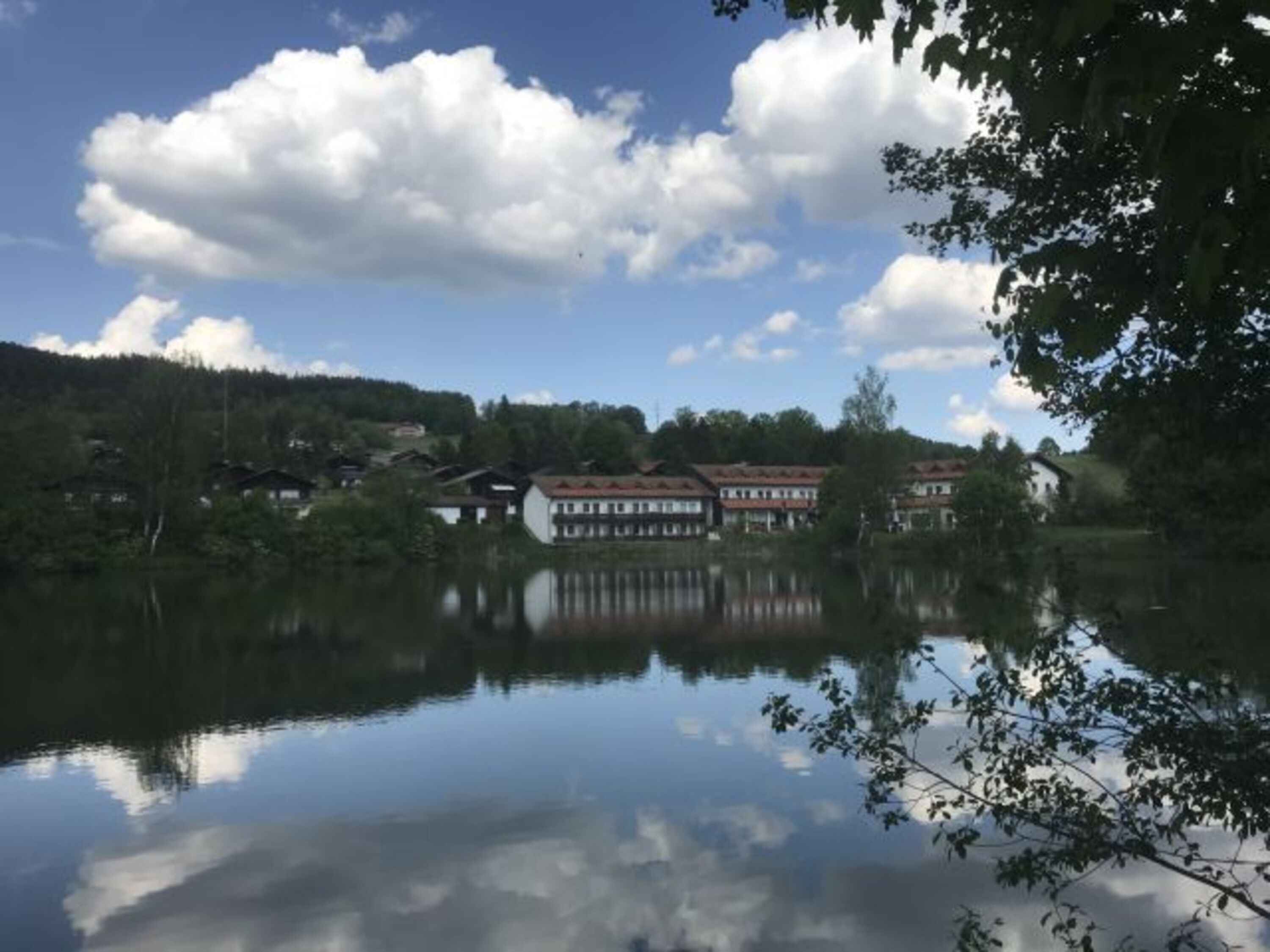 Blick auf den See im Feriendorf