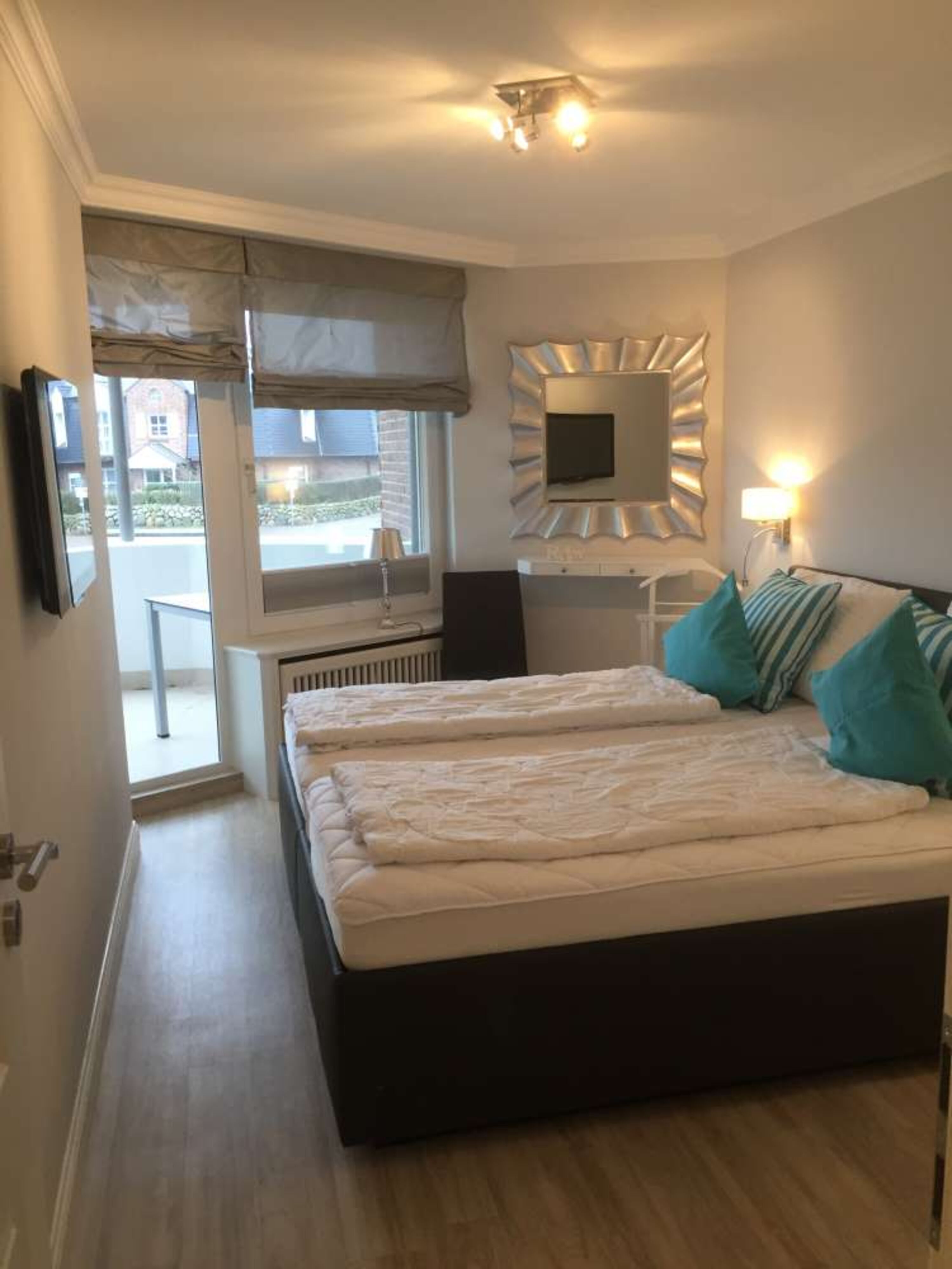 Schlafzimmer, ebenfalls mit Zugang zum großzügigen Balkon