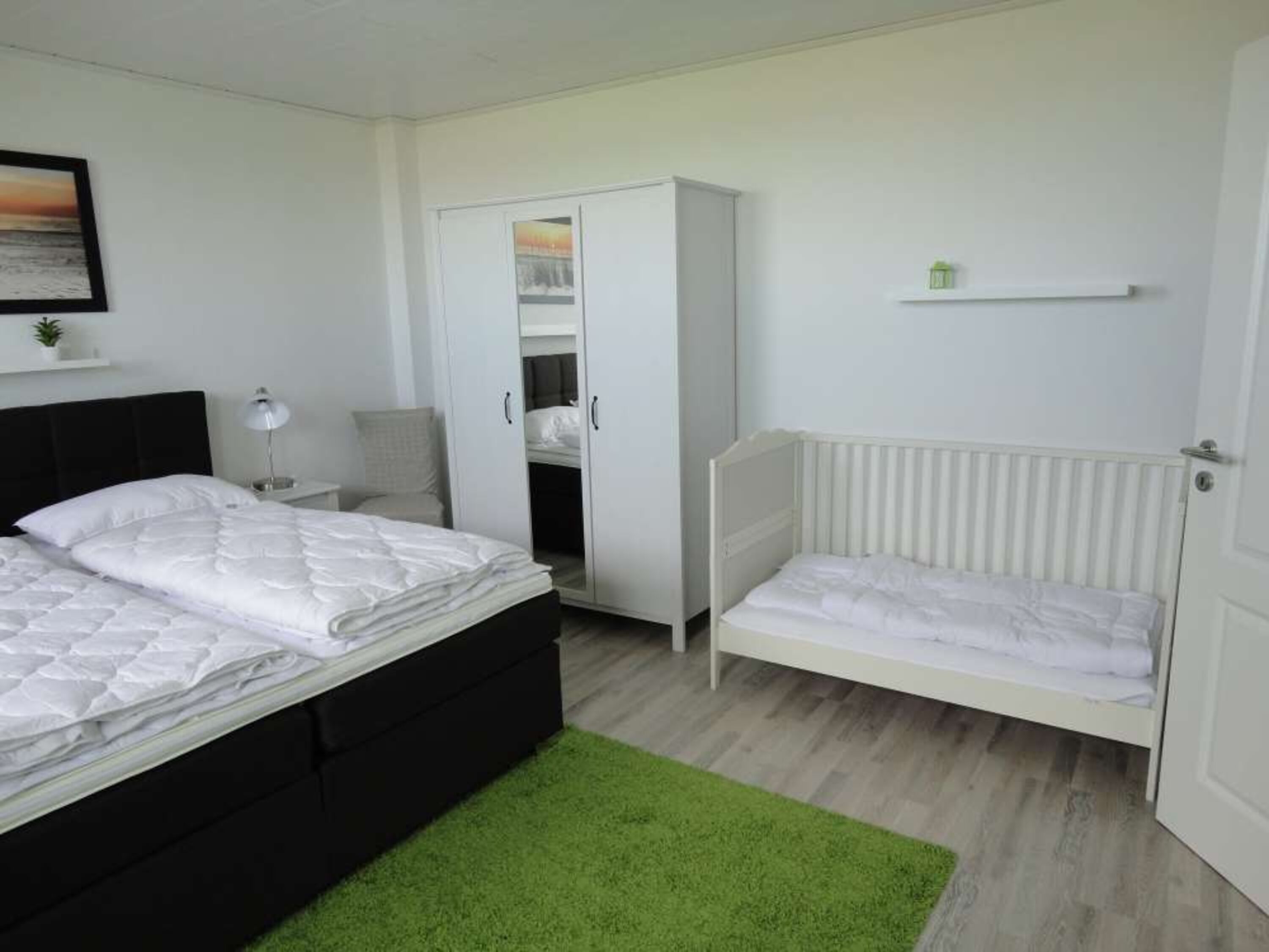 Schlafzimmer mit Babbybett Gitter kann leicht entfernt werden