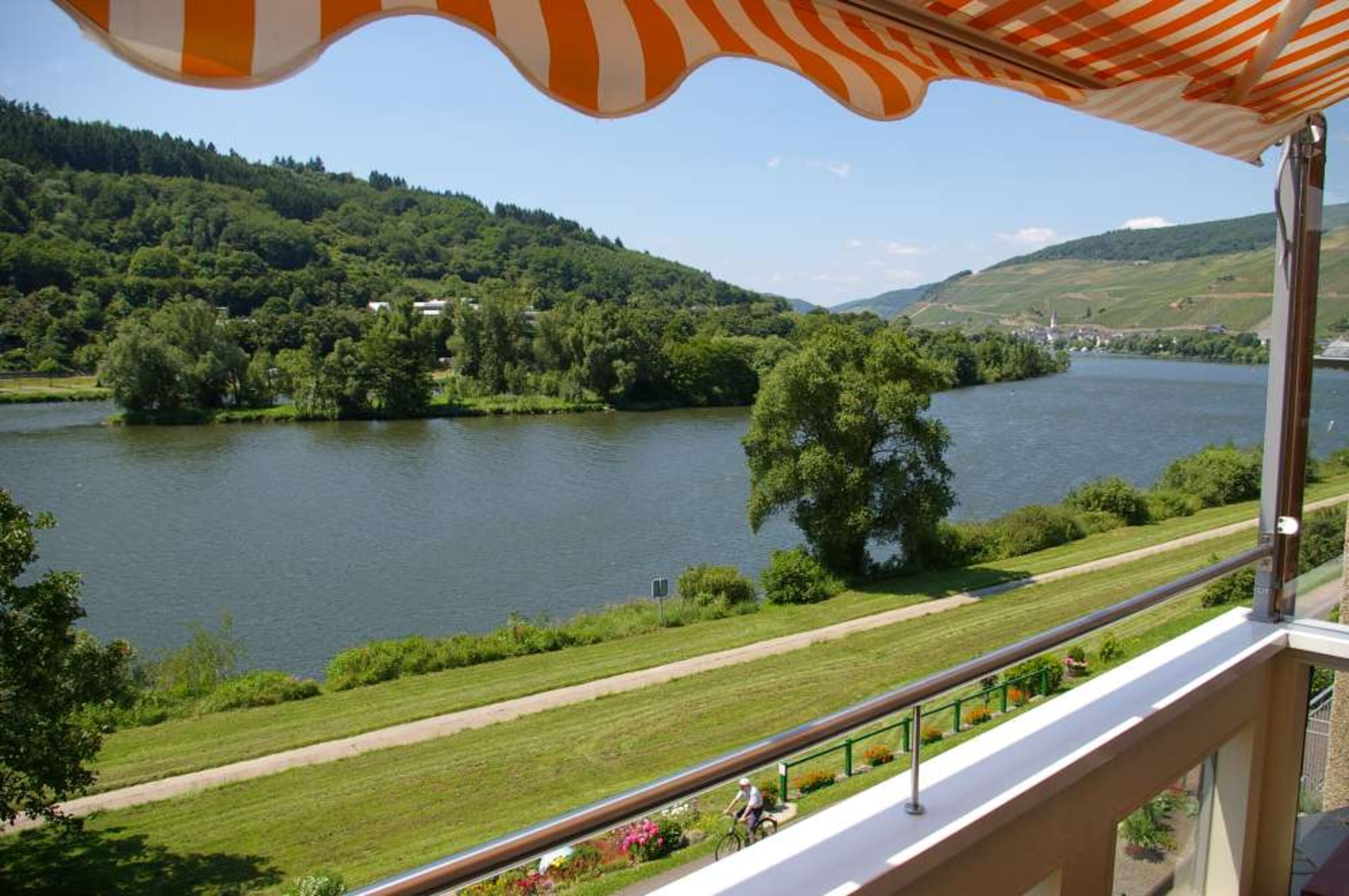 Herrlicher Blick vom überdachten Balkon 1.Stock