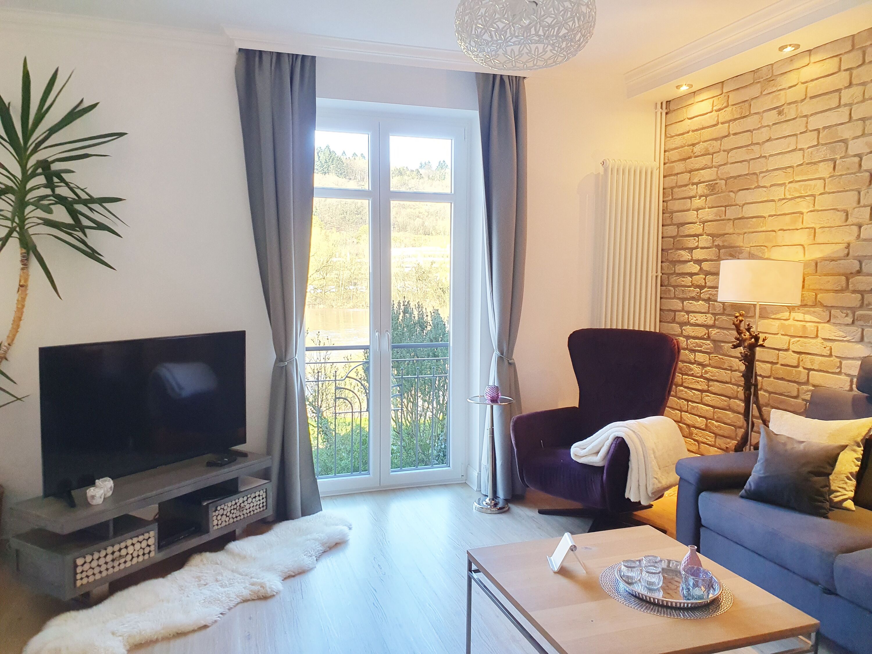 Relaxsessel und großer Flachbild TV