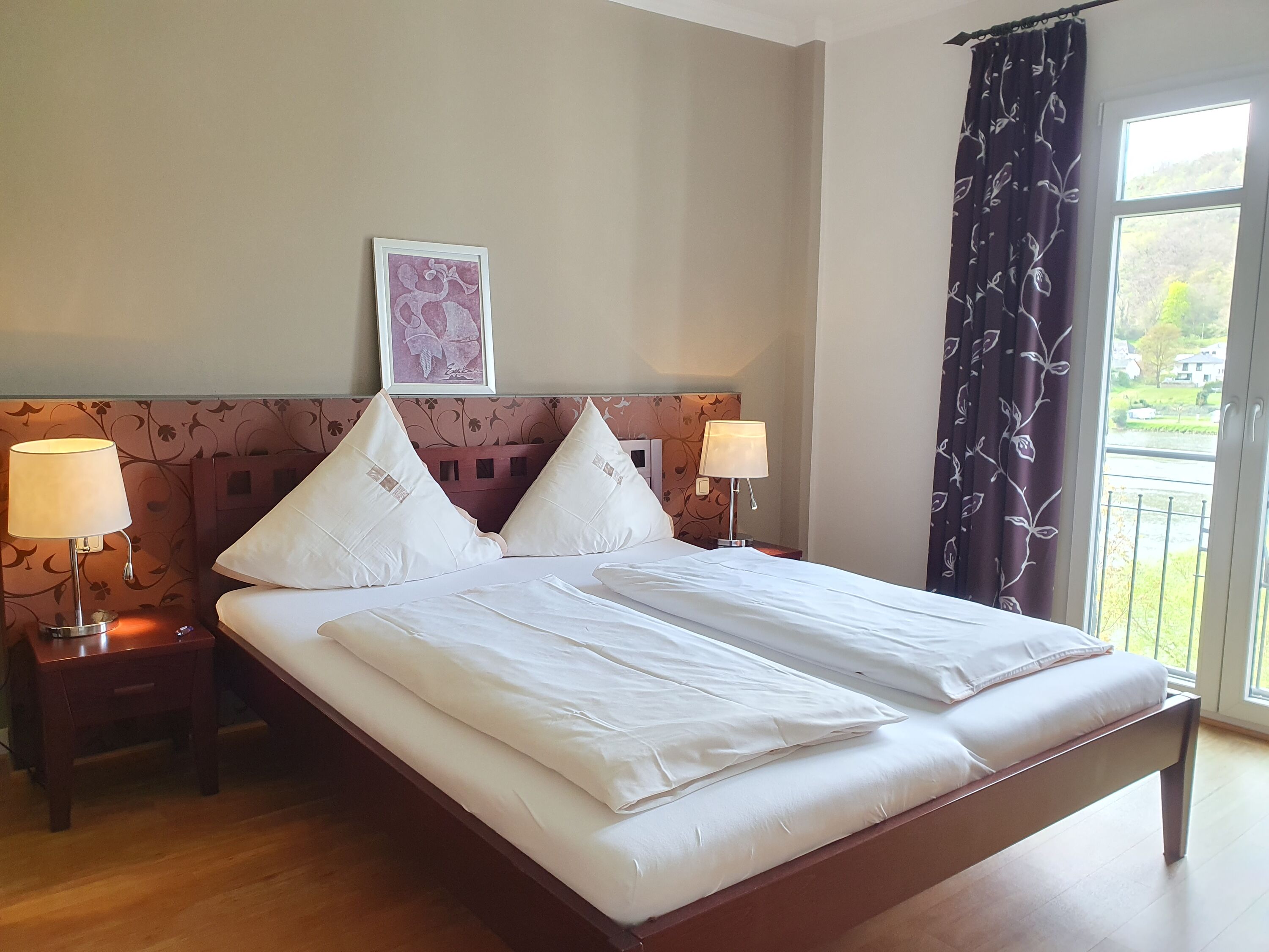 Schlafzimmer mit großem Doppelbett