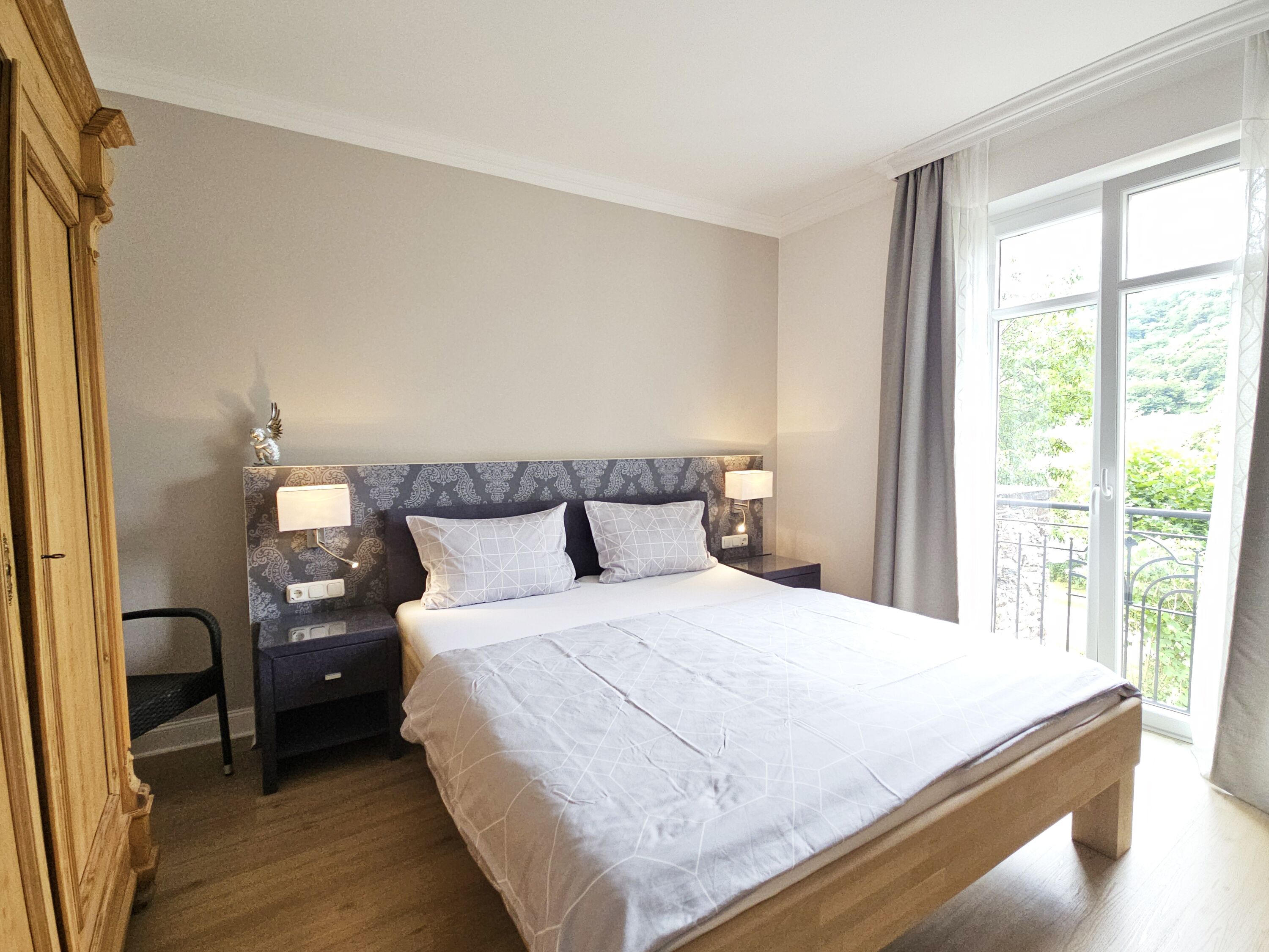 2 Schlafzimmer mit großem Doppelbett 180x210