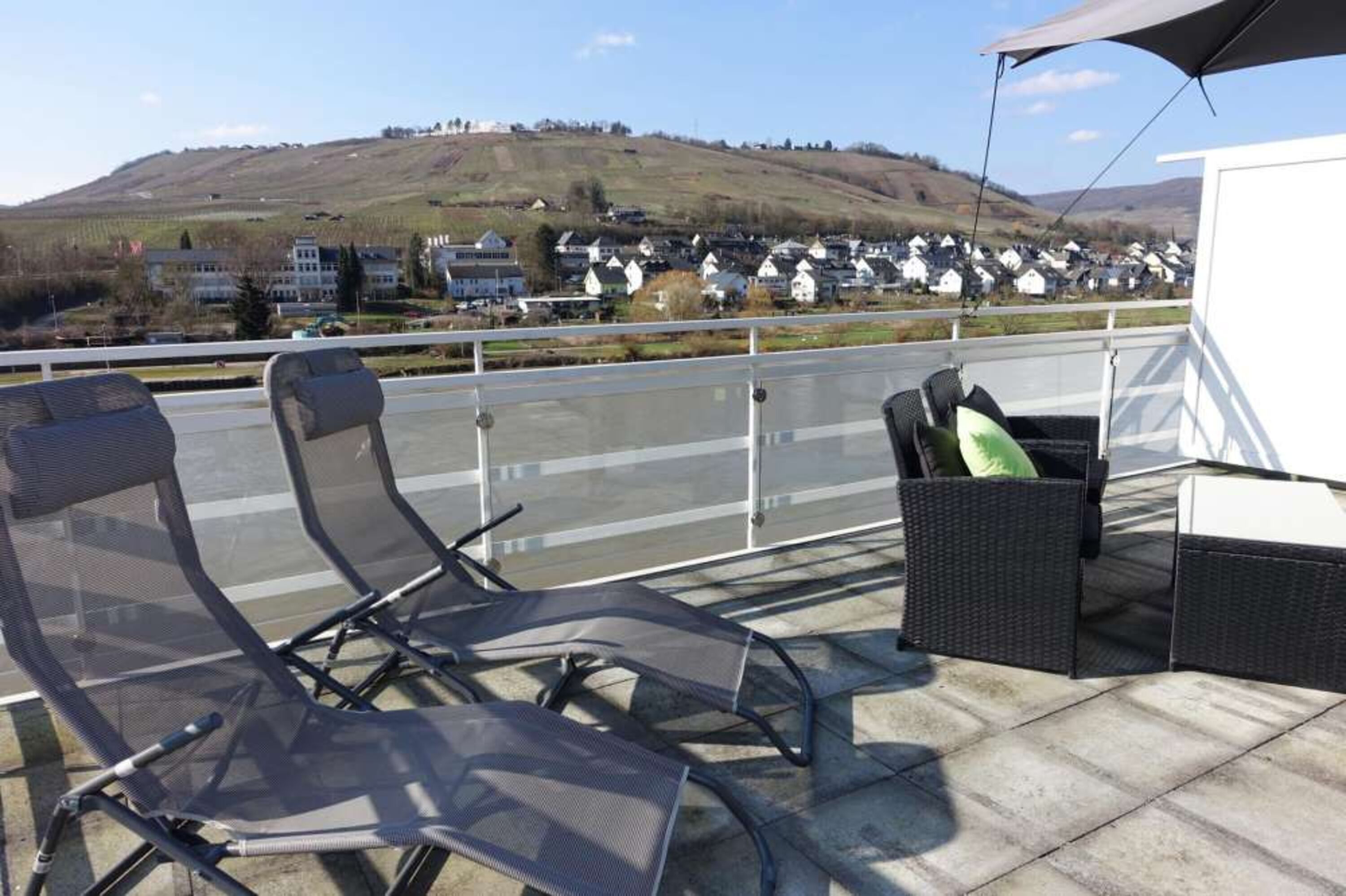 Dachterrasse mit Glasreling