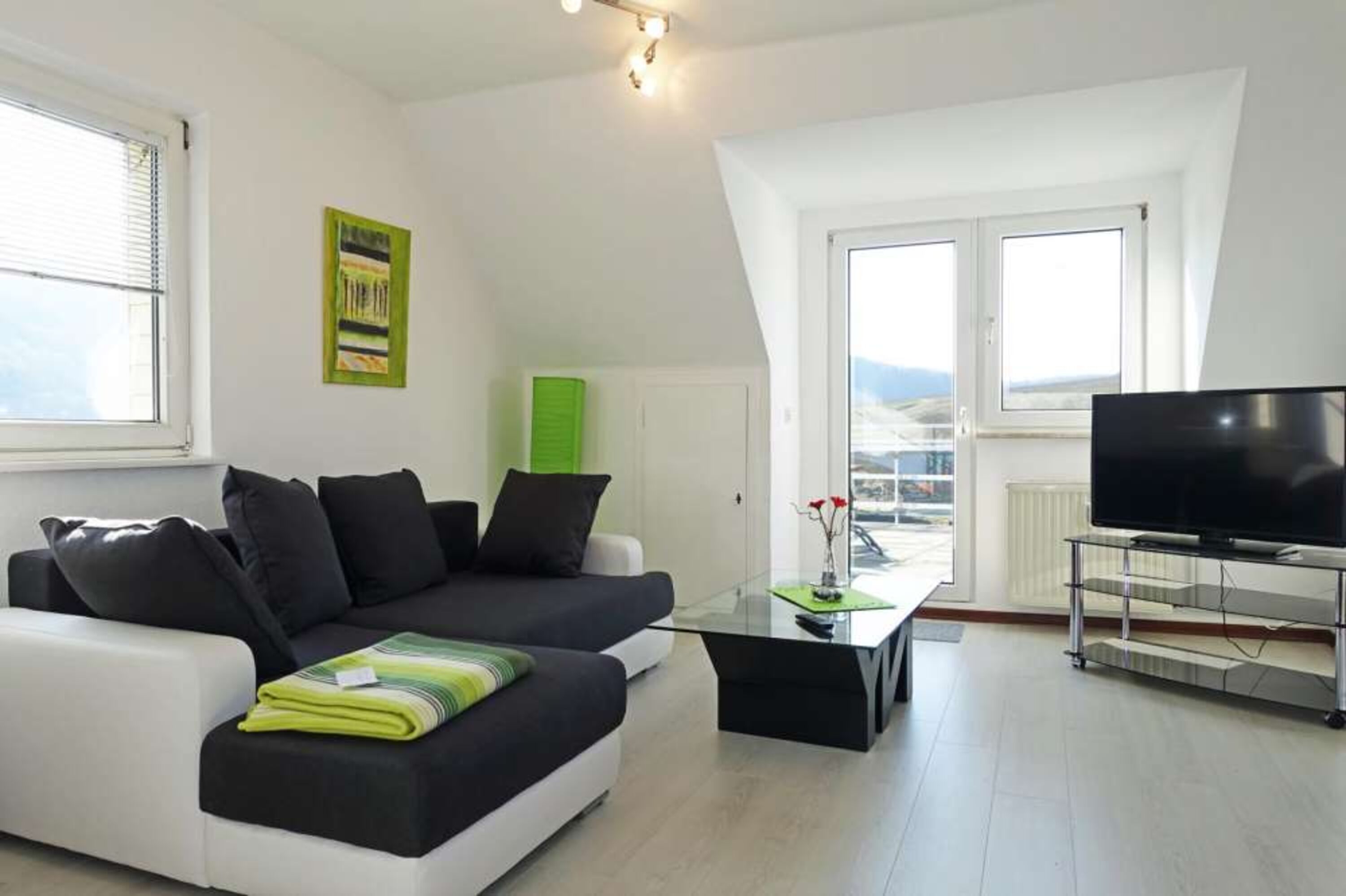 Wohnraum mit Moselblick und Ausgang zur Dachterrasse