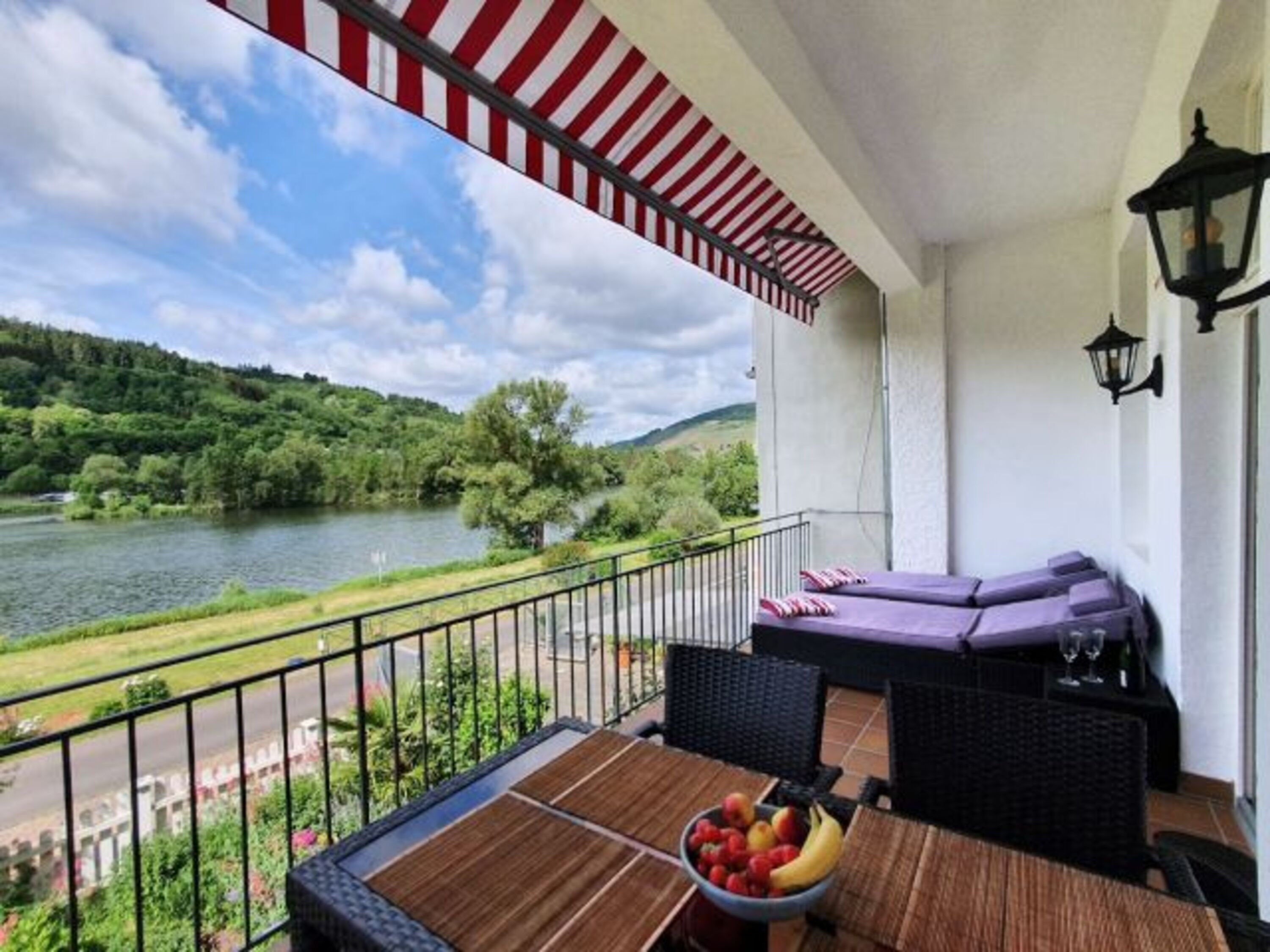 Großer Balkon mit Essplatz und Sonnenliegen