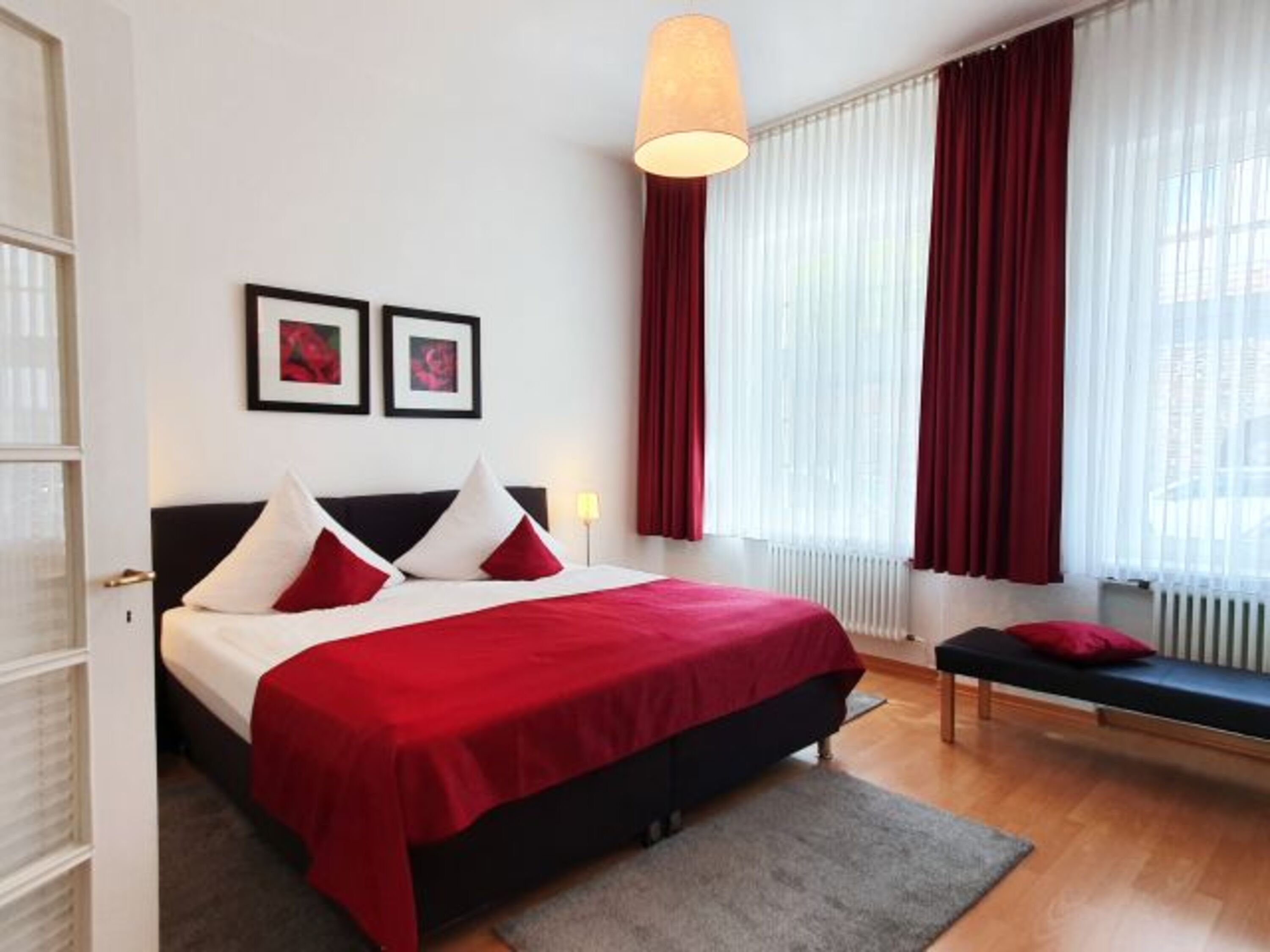 Schlafraum mit großem Doppelbett 180x200