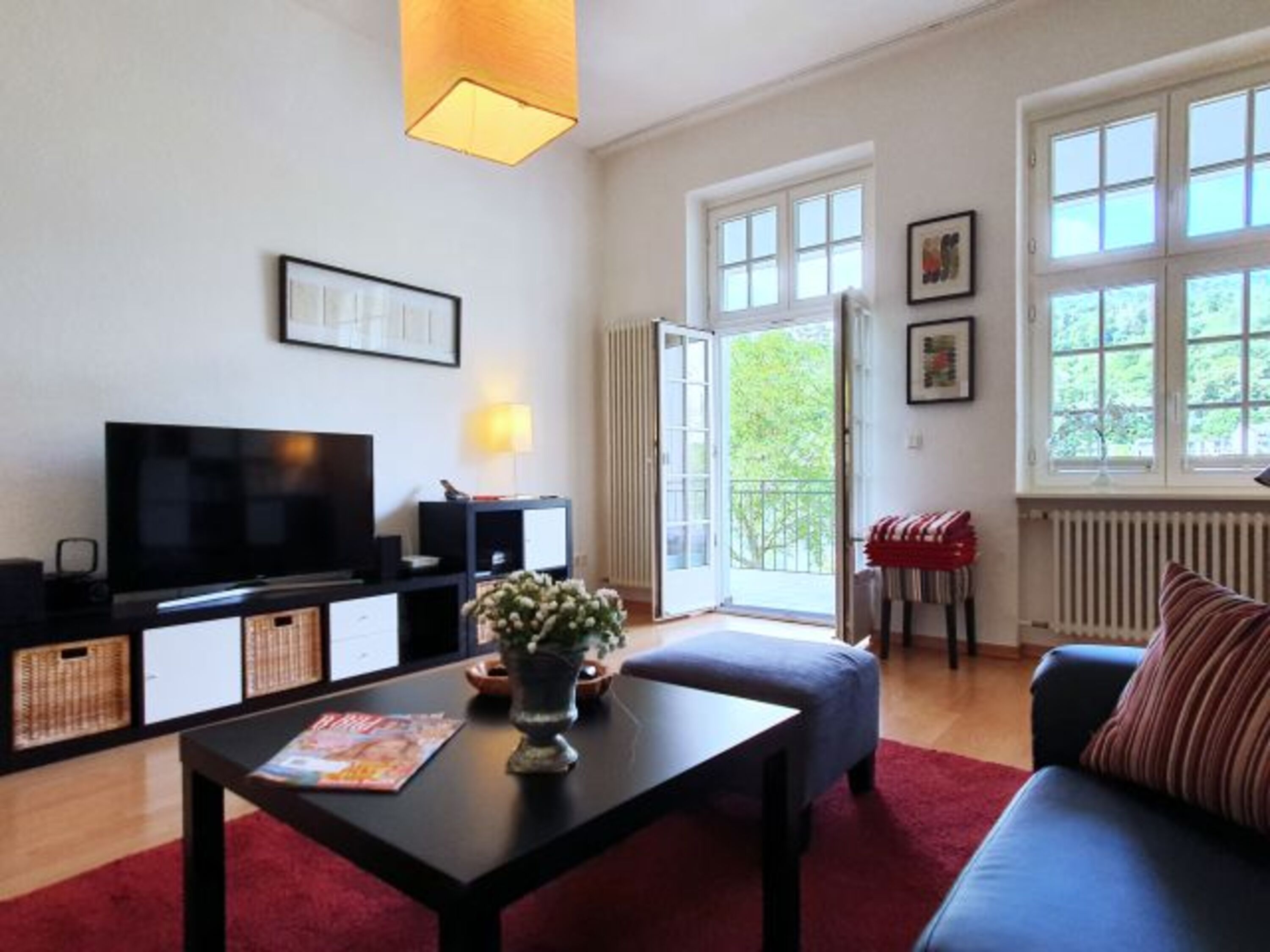 Wohnraum mit Zugang zum großen Balkon