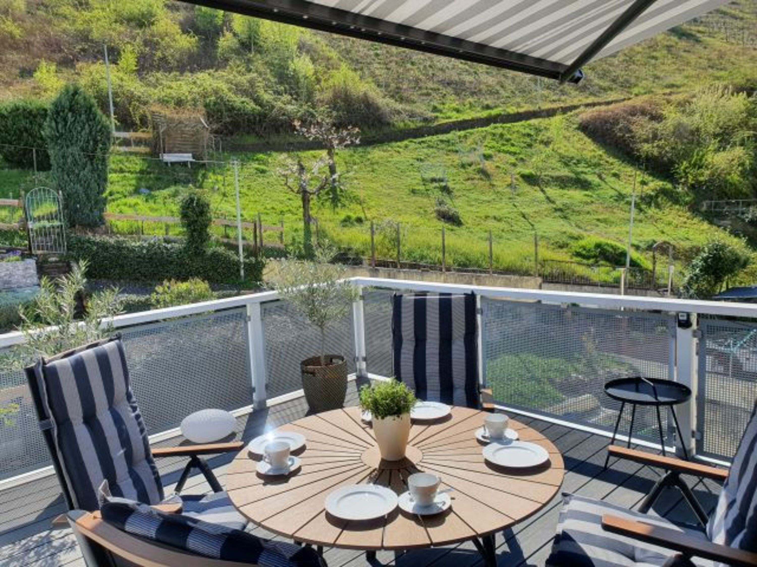 Großer Balkon mit Esstisch und Markise
