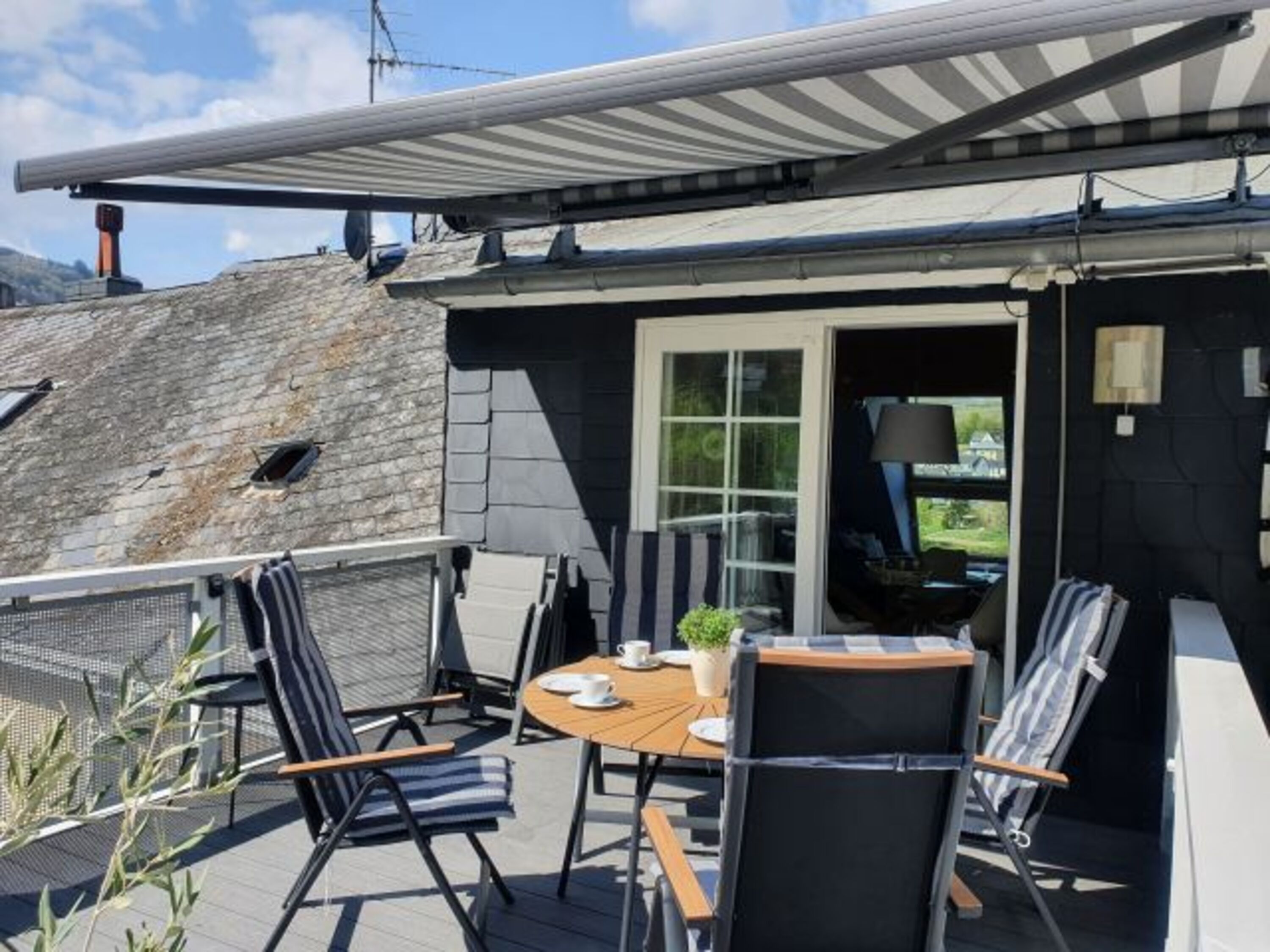 Große Terrasse mit Esstisch und Markise